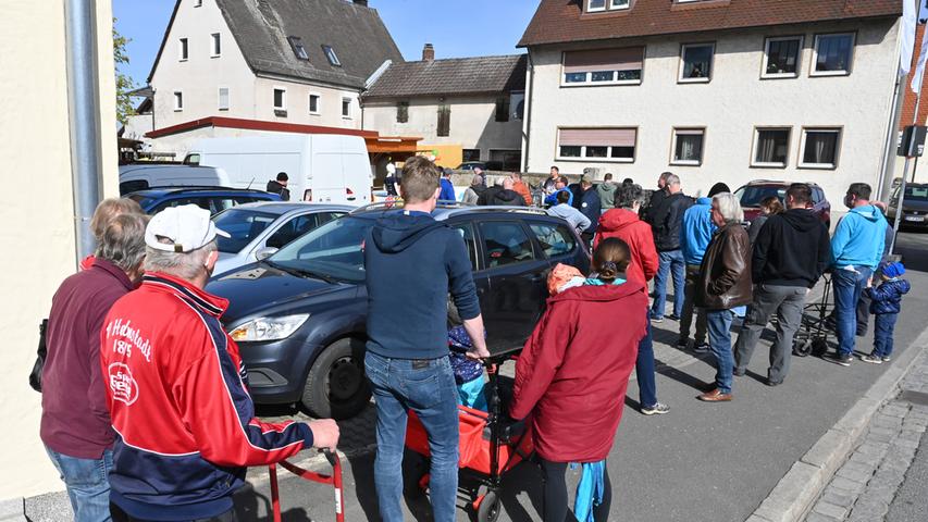 Mit Bollerwagen und Sackkarre: Ran ans süffige Festbier in Eltersdorf