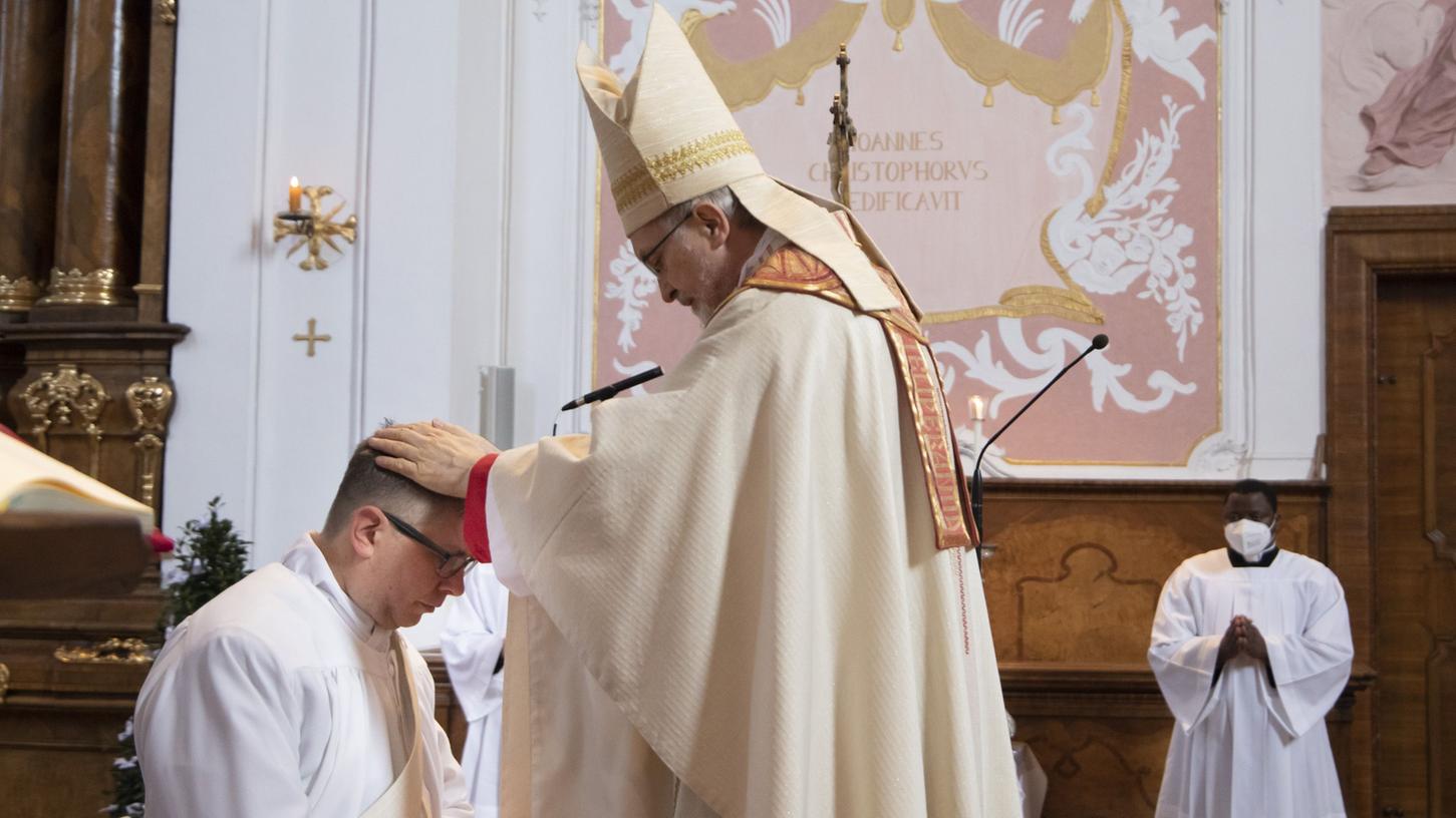 Bischof Gregor Maria Hanke weiht Michael Krämer durch Handauflegung und Gebet zum Priester.