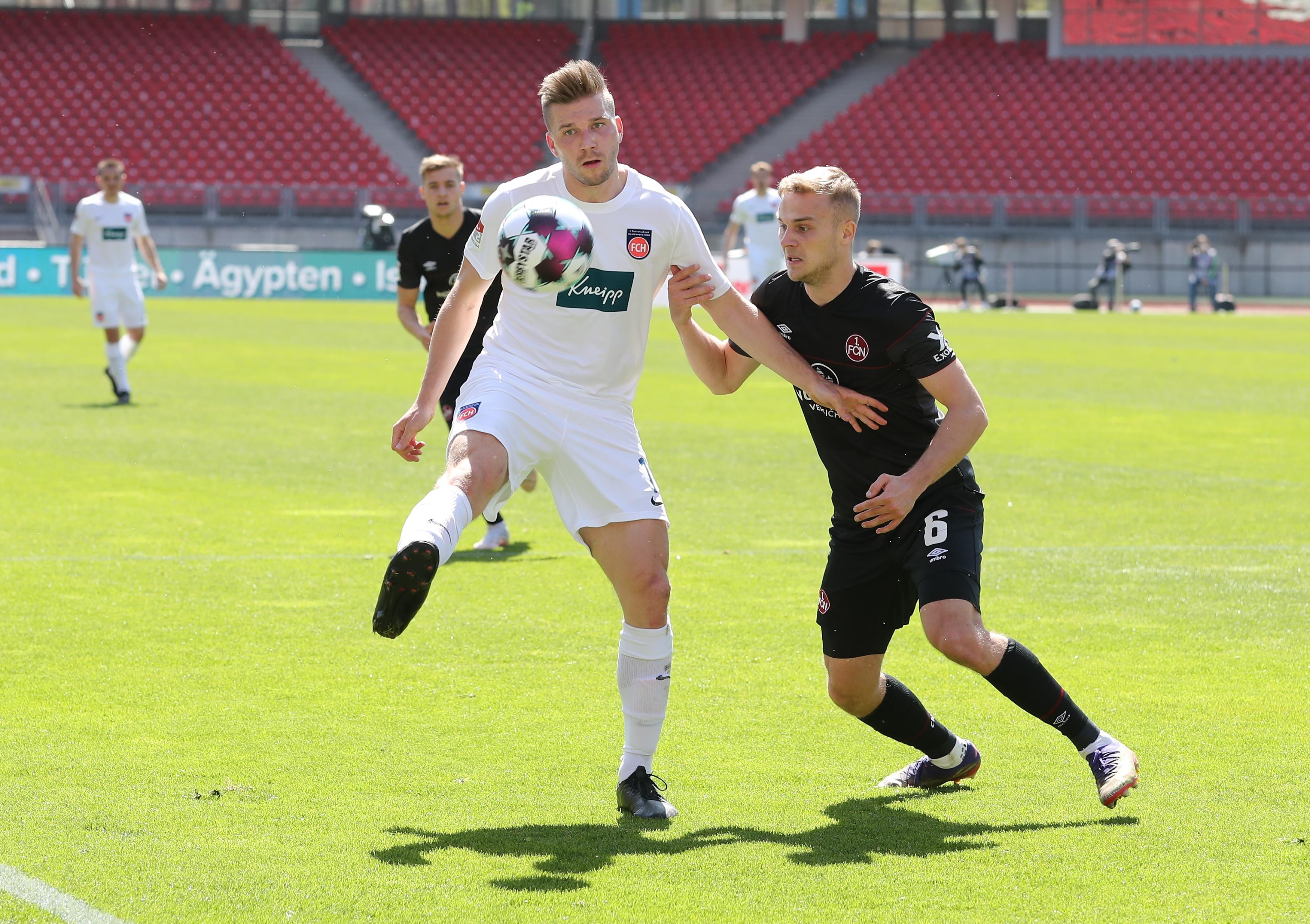 Ein paar gute Balleroberungen, verursachte aber mit einem plumpen Foul den Elfmeter zum zwischenzeitlichen 1:1 und ließ beim Flanken einmal mehr Präzision und Durchsetzungsvermögen vermissen. Note: 4