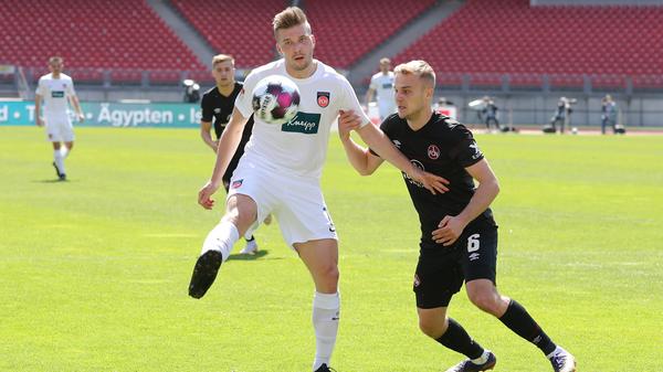 Ein paar gute Balleroberungen, verursachte aber mit einem plumpen Foul den Elfmeter zum zwischenzeitlichen 1:1 und ließ beim Flanken einmal mehr Präzision und Durchsetzungsvermögen vermissen. Note: 4