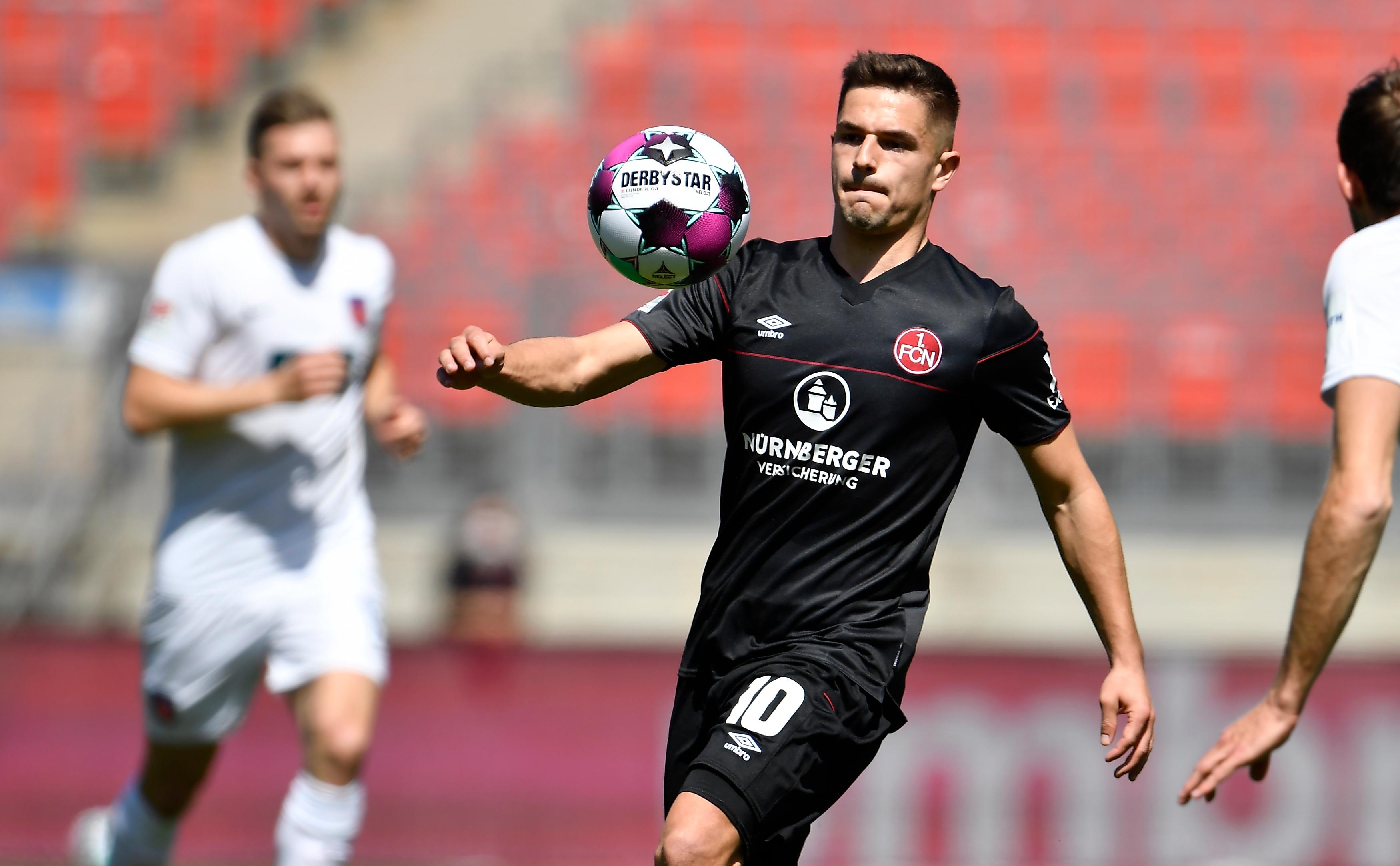 Keine drei Minuten später die nächste schmerzhafte Situation, diesmal aber auf der anderen Seite. Der Club bringt den Ball in den Strafraum, Dovedan bekommt die Chance aufs 2:0, doch er erwischt die Kugel nicht. Im Tor landen dann der Österreicher und sein Gegenspieler. Der Heidenheimer muss behandelt werden.