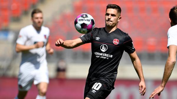 Keine drei Minuten später die nächste schmerzhafte Situation, diesmal aber auf der anderen Seite. Der Club bringt den Ball in den Strafraum, Dovedan bekommt die Chance aufs 2:0, doch er erwischt die Kugel nicht. Im Tor landen dann der Österreicher und sein Gegenspieler. Der Heidenheimer muss behandelt werden.