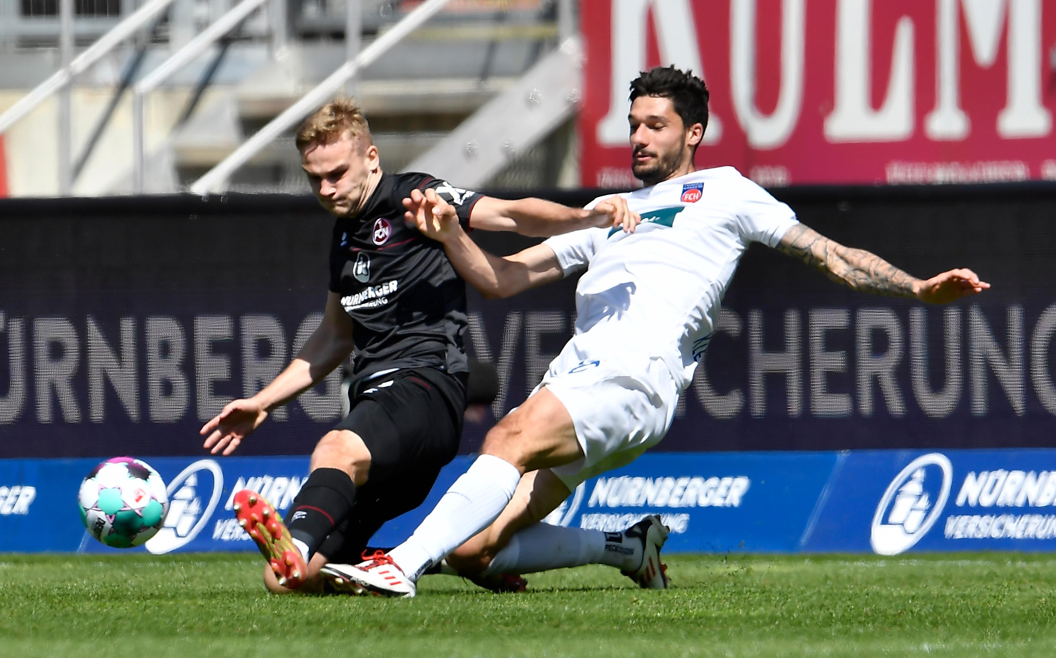 Elfmeter für Heidenheim: Tim Handwerker tritt Christian Kühlwetter leicht, aber auch ungeschickt auf den Schlappen, der geht zu Boden und der Schiedsrichter zeigt auf den Punkt. Definitiv eine diskutable Entscheidung. Tim Kleindienst verwandelt den Strafstoß zum 1:1.