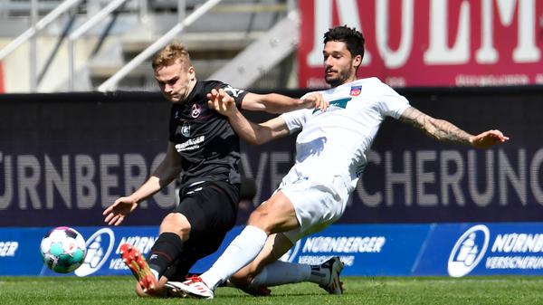 Elfmeter für Heidenheim: Tim Handwerker tritt Christian Kühlwetter leicht, aber auch ungeschickt auf den Schlappen, der geht zu Boden und der Schiedsrichter zeigt auf den Punkt. Definitiv eine diskutable Entscheidung. Tim Kleindienst verwandelt den Strafstoß zum 1:1.