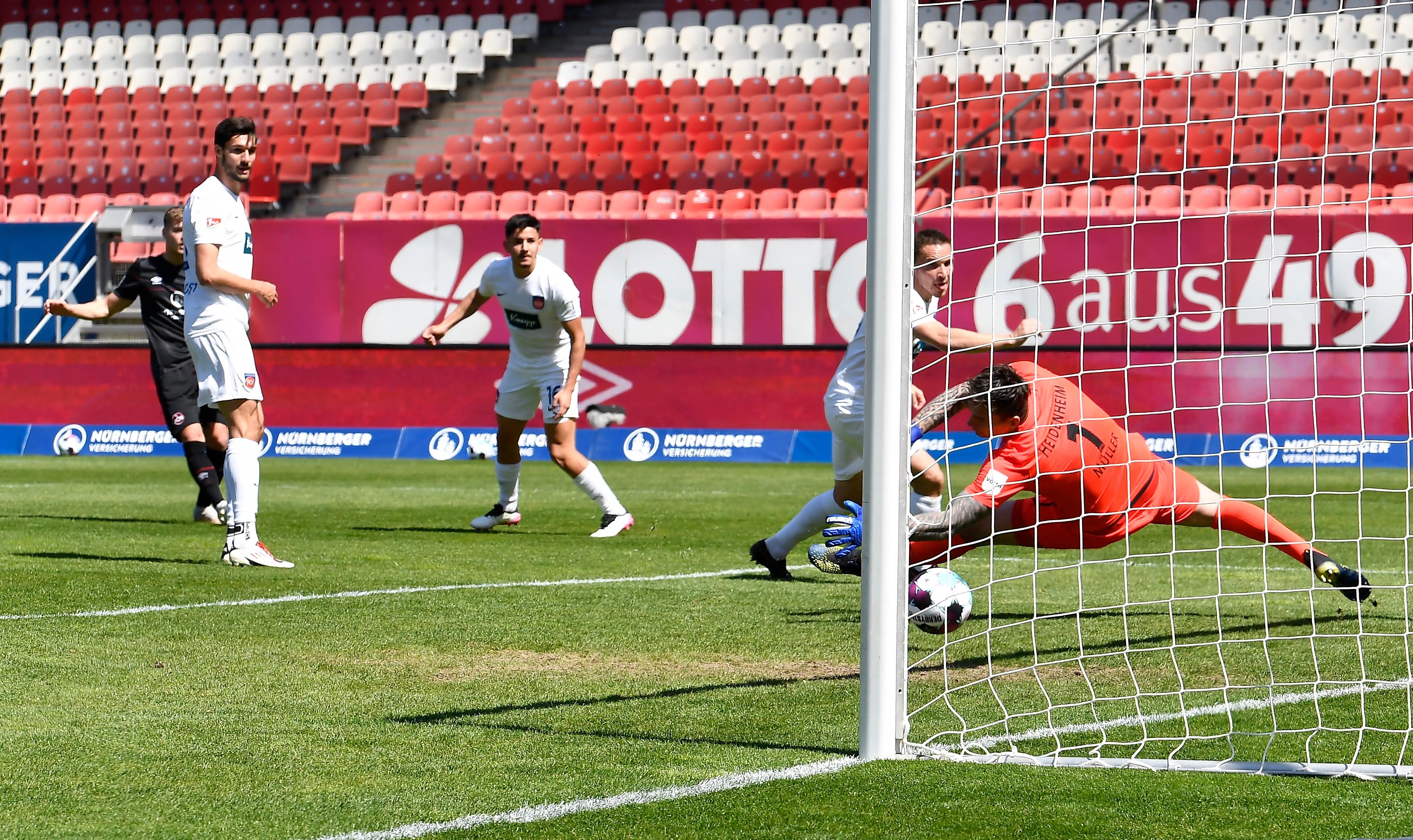 Trotzreaktion von Fabian Nürnberger! Da ist das 2:1 für den Club. Nürnberger nutzt einen aus Heidenheimer Sicht abgewehrten Ball und zimmert die Kugel von der Strafraumkante ins Tor der Ostalb-Kicker.