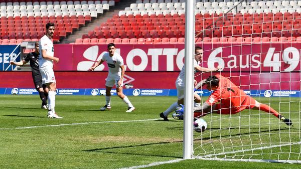 Trotzreaktion von Fabian Nürnberger! Da ist das 2:1 für den Club. Nürnberger nutzt einen aus Heidenheimer Sicht abgewehrten Ball und zimmert die Kugel von der Strafraumkante ins Tor der Ostalb-Kicker.