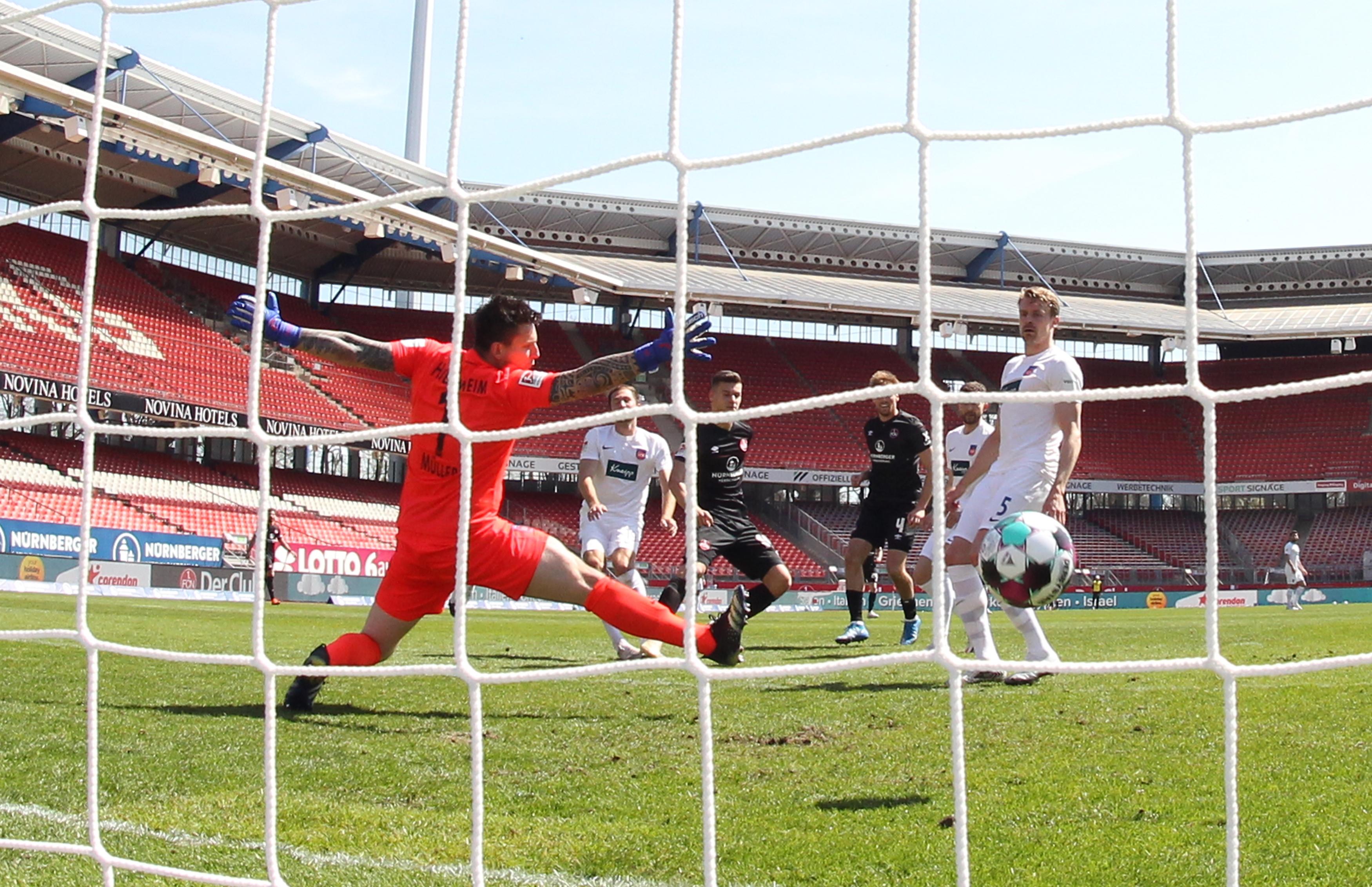 Es hat sich angebahnt und dann klingelt es auch wirklich! Tom Krauß verwertet seine Schusschance in der 54. Spielminute zum 3:1 für den Club, nachdem Asger Sörensen der Leipzig-Leihgabe die Kugel überlassen hatte.