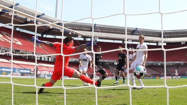 Es hat sich angebahnt und dann klingelt es auch wirklich! Tom Krauß verwertet seine Schusschance in der 54. Spielminute zum 3:1 für den Club, nachdem Asger Sörensen der Leipzig-Leihgabe die Kugel überlassen hatte.