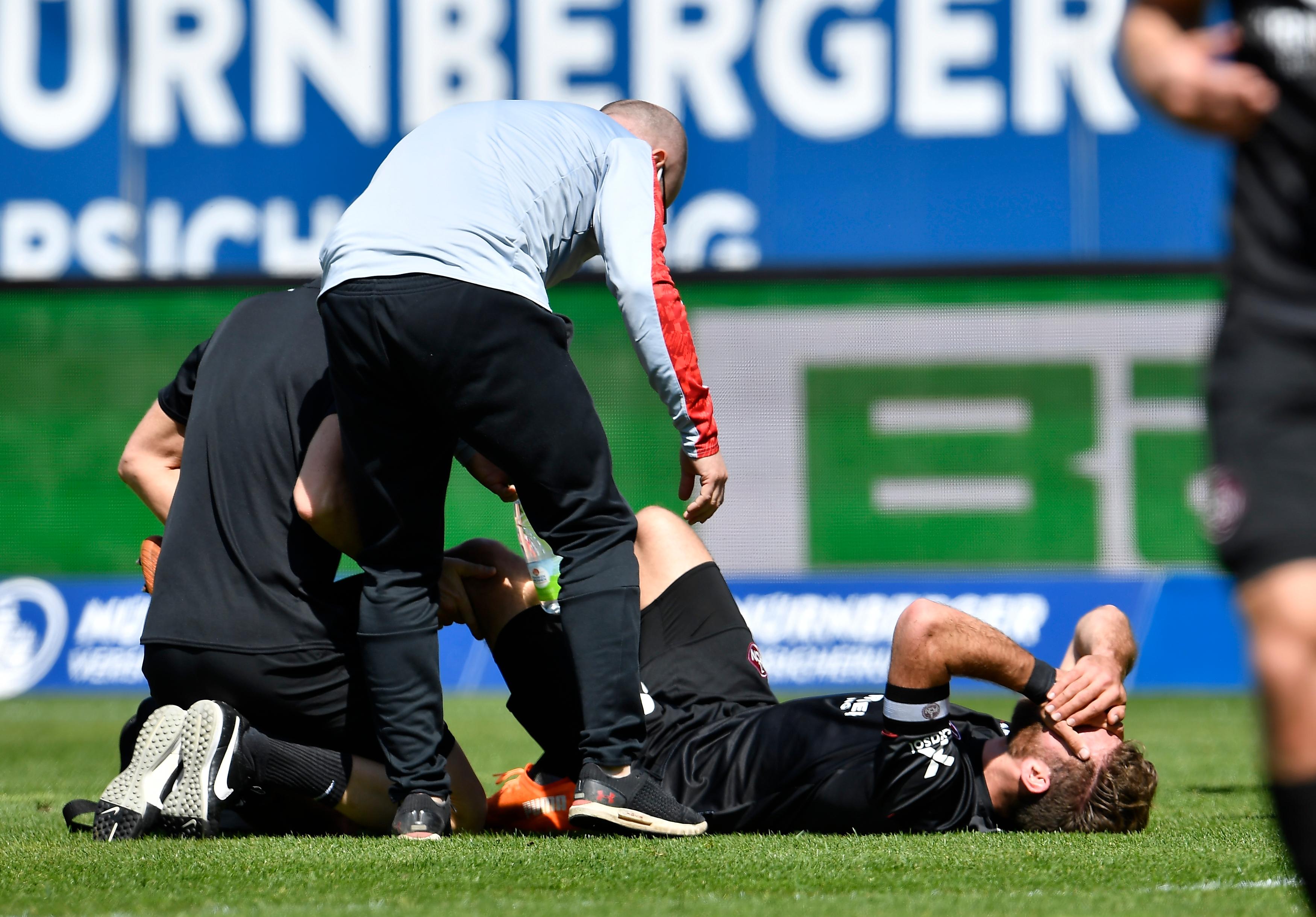 Beim Versuch eine Tormöglichkeit für Heidenheim zu verhindern, wirft sich FCN-Kapitän Enrico Valentini mit allem was er hat in den Weg, wird dabei aber vom FCH-Spieler am Knie getroffen. Der verlängerte Arm von Robert Klauß geht verletzt zu Boden. Vorerst geht es aber für Valentini weiter.  