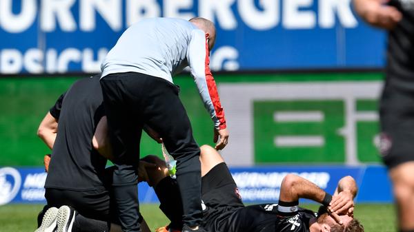 Beim Versuch eine Tormöglichkeit für Heidenheim zu verhindern, wirft sich FCN-Kapitän Enrico Valentini mit allem was er hat in den Weg, wird dabei aber vom FCH-Spieler am Knie getroffen. Der verlängerte Arm von Robert Klauß geht verletzt zu Boden. Vorerst geht es aber für Valentini weiter.