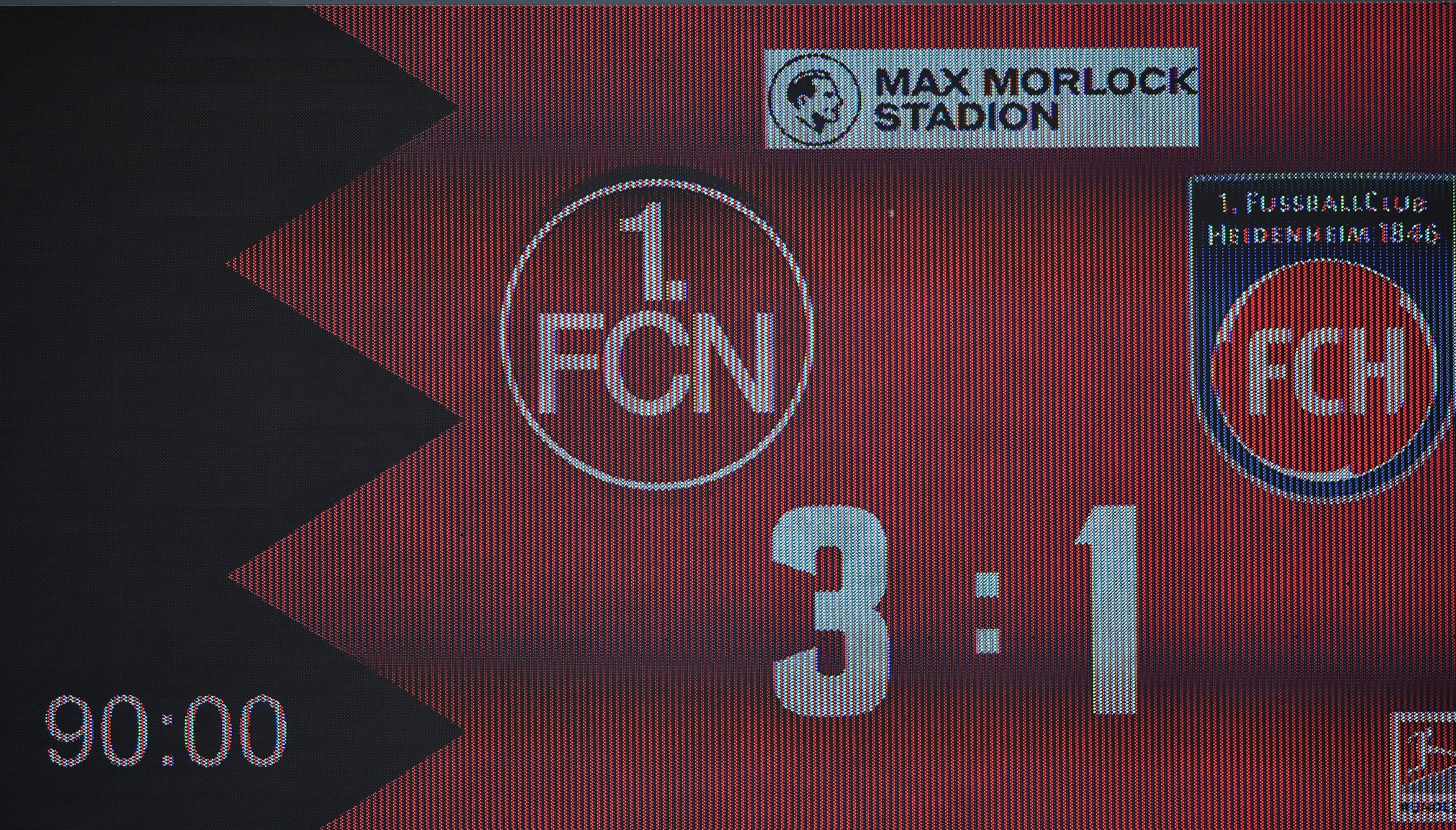 Die Führung ist zwar schon komfortabel, aber der Club hört nicht damit auf, Druck zu machen. Mit dem eingewechselten Robin Hack und dem Torschützen Tom Krauß kommen zwei Rot-Schwarze zu guten Möglichkeiten, das 4:1 nachzulegen, lassen diese jeweils aber liegen.