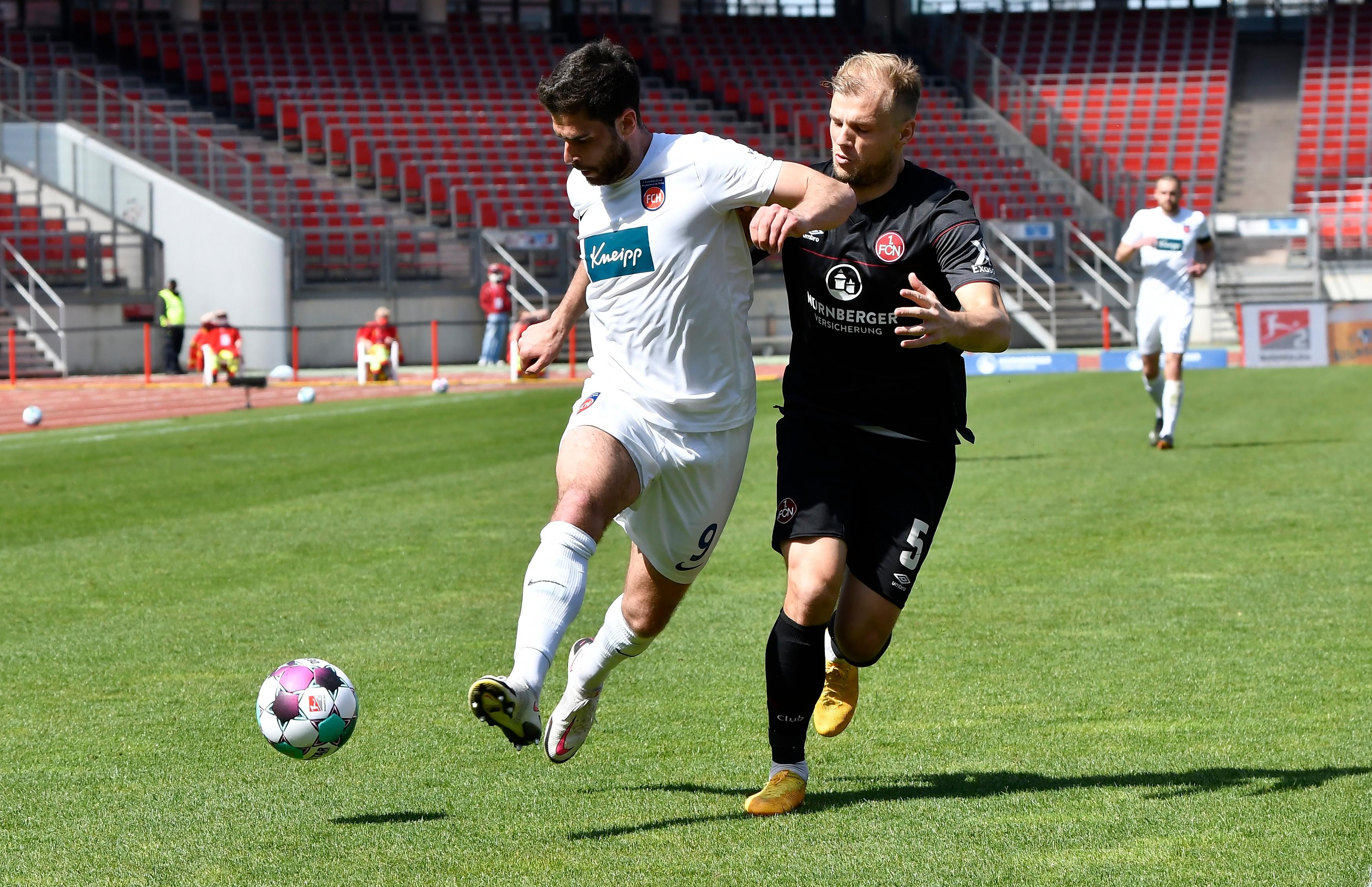 In der letzten Spielminute fliegt Stefan Schimmer mit Gelb-Rot vom Platz. Nach einem Foul an Georg Margreitter ist für den Heidenheimer ganz spät in der Partie Schluss - aber eben trotzdem noch vor den Kollegen.