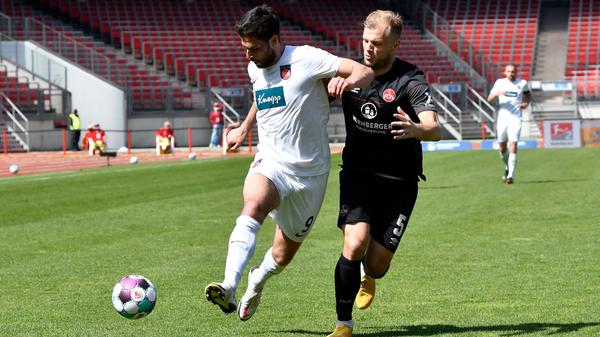 In der letzten Spielminute fliegt Stefan Schimmer mit Gelb-Rot vom Platz. Nach einem Foul an Georg Margreitter ist für den Heidenheimer ganz spät in der Partie Schluss - aber eben trotzdem noch vor den Kollegen.