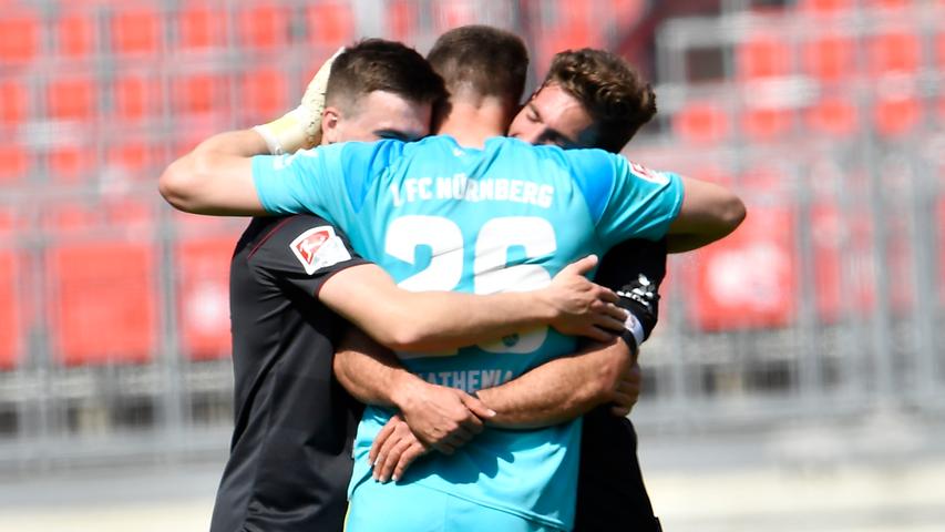 Das Spiel ist vorbei! Der 1. FC Nürnberg gewinnt nach einem extrem starken Auftritt mit 3:1 im Max-Morlock-Stadion gegen den 1. FC Heidenheim und freut sich über nun 39 Punkte auf dem Konto. In der Tabelle bleibt der Club standhaft auf Rang 13 und vergrößert den Vorsprung zur Abstiegszone. 