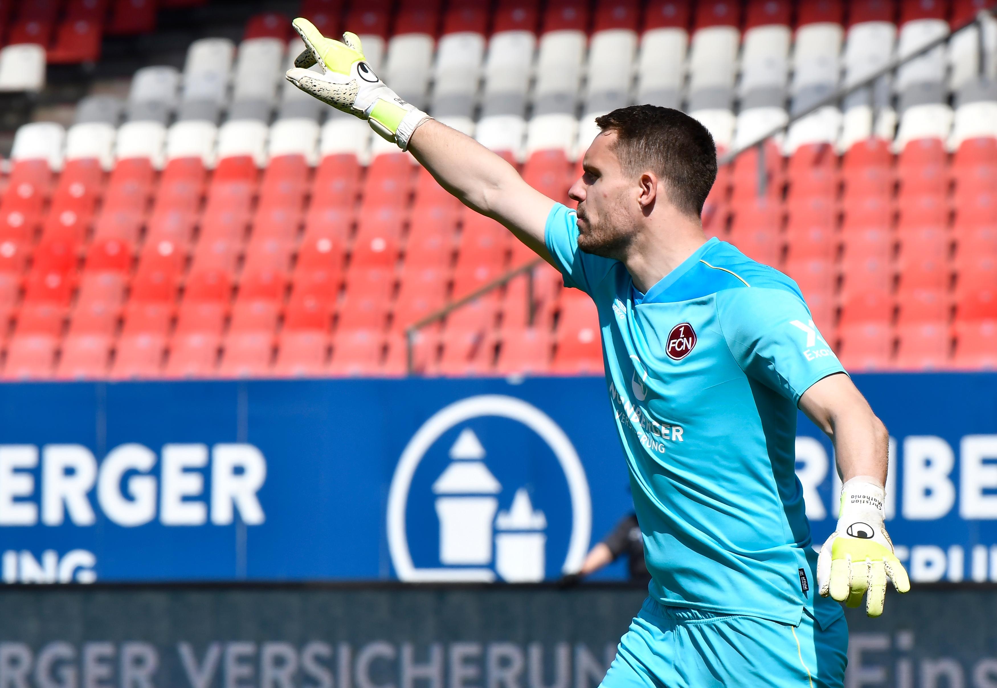 Segelte in der ersten Halbzeit an einer Ecke vorbei, ansonsten jederzeit auf dem Posten, wenn auch selten ernsthaft geprüft. Note: 3