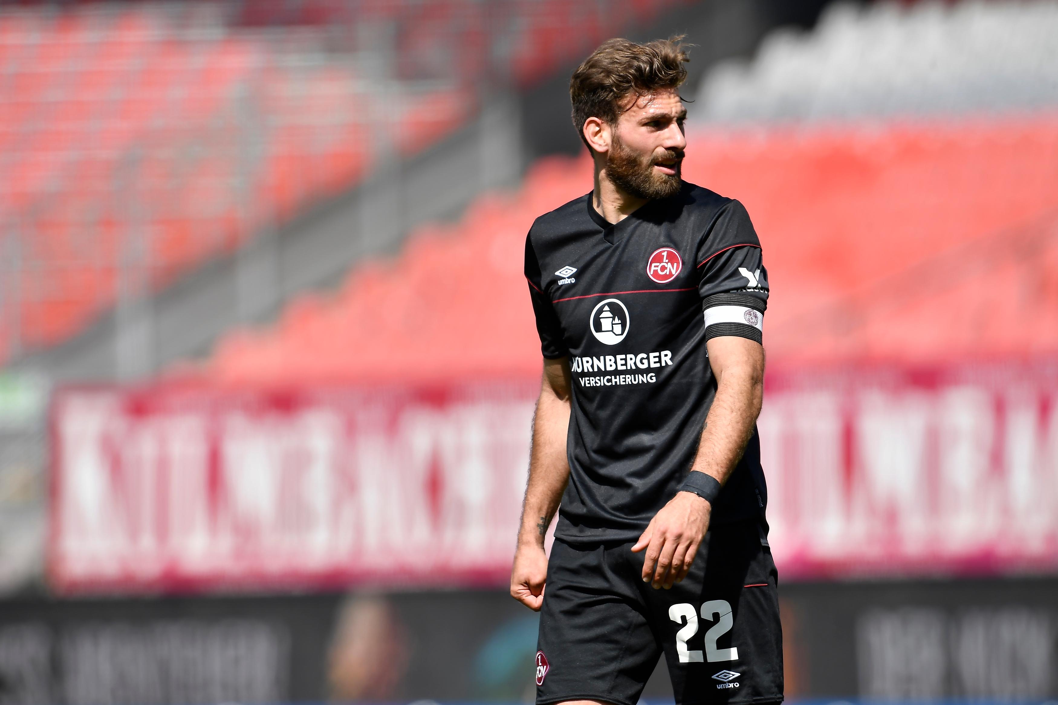 Ein wenig souveräner Auftritt des Kapitäns. Ließ sich im Zweikampf immer wieder düpieren und wirkte auch im Spiel nach vorne bei allem kämpferischen Einsatz fahrig und ungenau. Note: 4