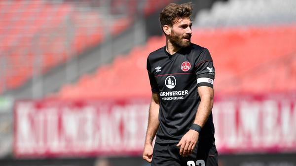 Ein wenig souveräner Auftritt des Kapitäns. Ließ sich im Zweikampf immer wieder düpieren und wirkte auch im Spiel nach vorne bei allem kämpferischen Einsatz fahrig und ungenau. Note: 4