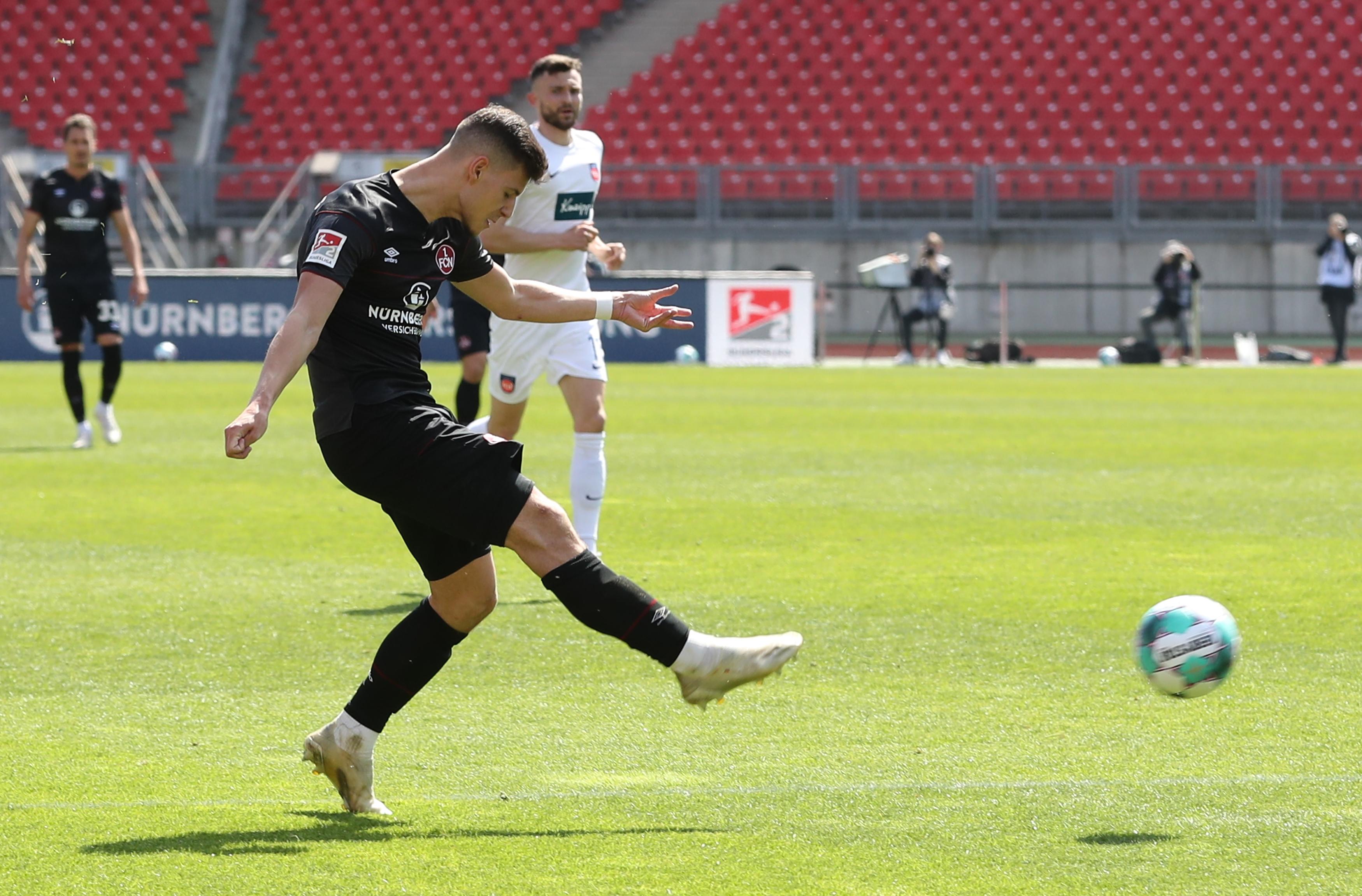 Gefiel durch energisches Nachsetzen und aggressives Anlaufen, schaltete sich auch immer wieder nach vorne ein und erzielte sein zweites Saisontor. Note: 2,5