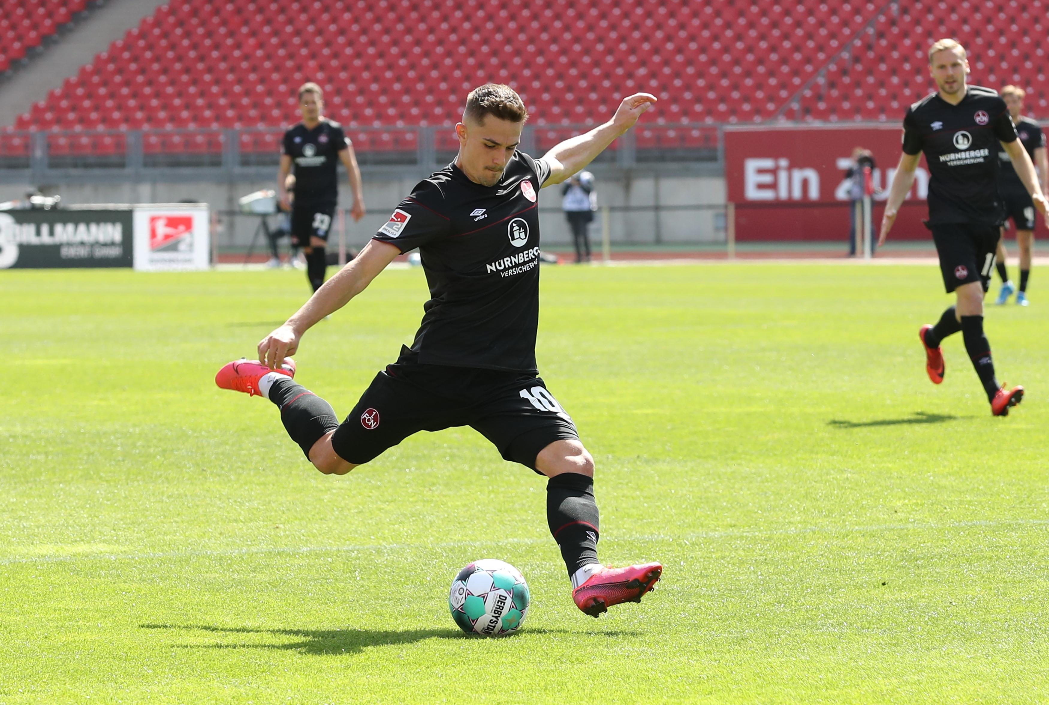 Auch gegen seinen Ex-Verein mit den bekannten Schwächen im Kombinationsspiel und oft ohne Durchsetzungsvermögen, vergab zudem relativ kläglich eine reizvolle Schusschance. War aber zumindest viel unterwegs, leitete das 3:1 ein und setzte kurz vor Schluss noch einen Freistoß an die Latte. Note: 3,5