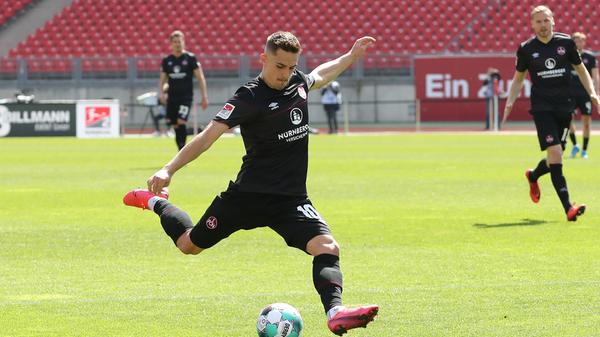 Auch gegen seinen Ex-Verein mit den bekannten Schwächen im Kombinationsspiel und oft ohne Durchsetzungsvermögen, vergab zudem relativ kläglich eine reizvolle Schusschance. War aber zumindest viel unterwegs, leitete das 3:1 ein und setzte kurz vor Schluss noch einen Freistoß an die Latte. Note: 3,5