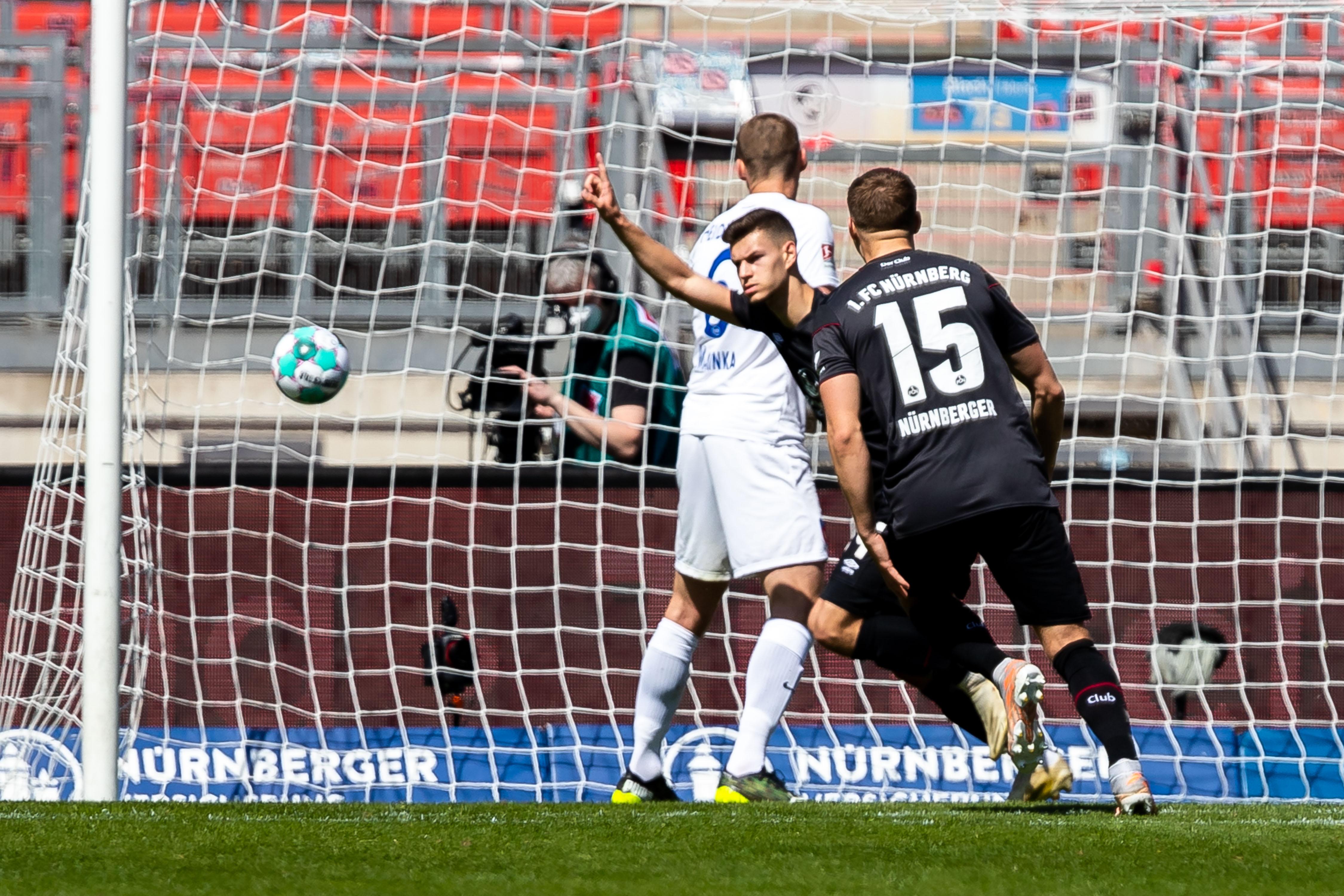 "Mit Abstand die beste Leistung der letzten zwei Jahre." Dominik Leybold zeigt sich beeindruckt. Von den Auswechslungen über die Passsicherheit bis zu den Zweikämpfen - "einfach geiler Fußball!"
