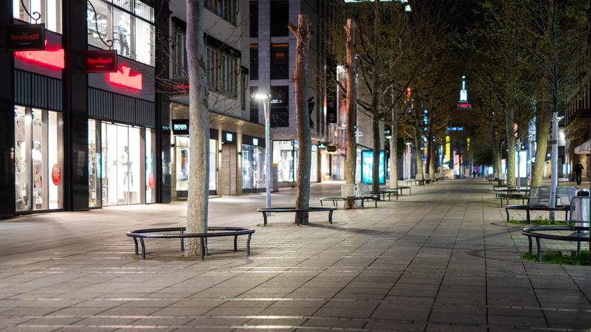Kurz vor Beginn der Ausgangssperre ist die Stuttgarter Innenstadt menschenleer.