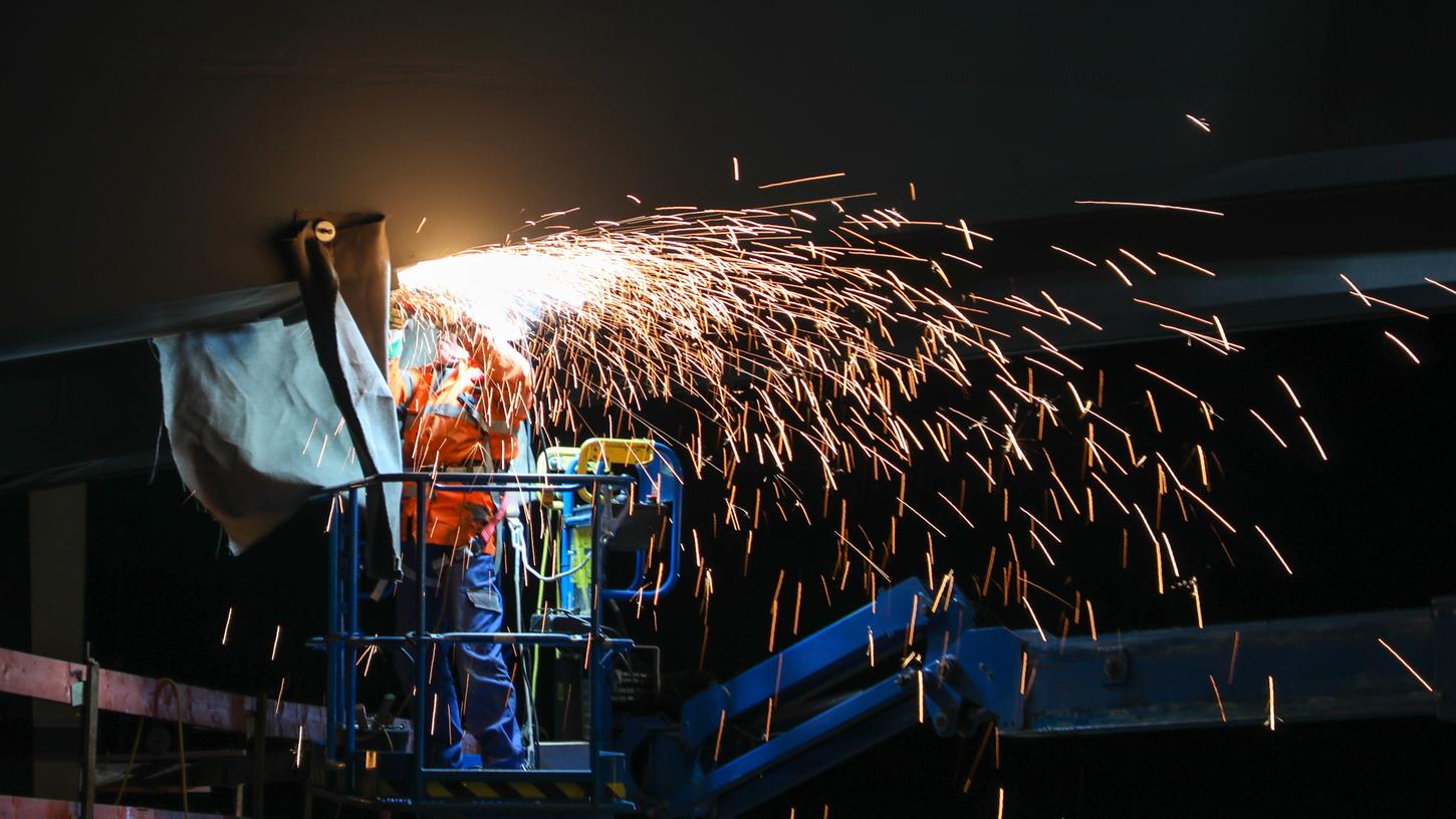 Bauspezialisten der Firmen Eiffage und Johann Bunte waren am Wochenende auf der A3 bei Höchstadt im Einsatz, um den Brückenbau für den sechsspurigen Ausbau voranzutreiben.