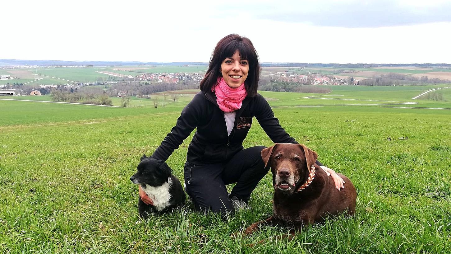 Hundetrainerin Nicoletta Reina mit ihren beiden Hündinnen Lilly und Luna. Hundetrainerin Nicoletta Reina mit ihren beiden Hündinnen Lilly und Luna.