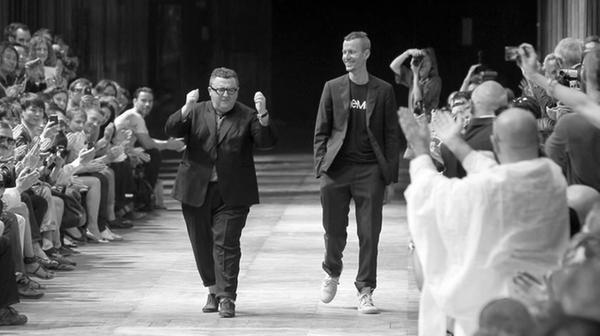 Der israelische Modeschöpfer Alber Elbaz starb im Alter von 59 Jahren. Elbaz arbeitete während seiner Karriere in mehreren Modehäusern. Nach Stationen bei Guy Laroche und Yves Saint Laurent war er viele Jahre lang für das Modehaus Lanvin tätig.