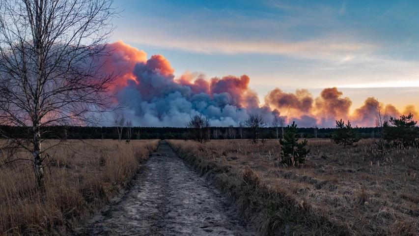 Im Herbst 2020 haben Wälder nahe dem einstigen Kernkraftwerk Tschernobyl  heftig gebrannt. Es gelang den Feuerwehrleuten, zu verhindern, dass die Flammen das atomar verseuchte Gebiet erobern. 