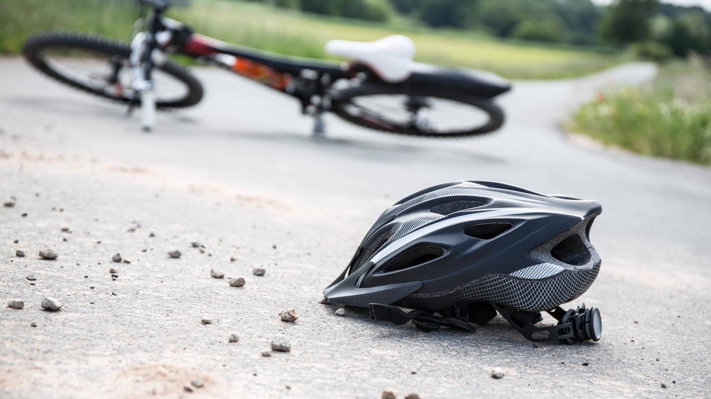 Im Nürnberger Stadtteil Falkenheim geriet ein Auto in die Gegenspur, erfasste einen Radfahrer und fuhr davon. Der Radler wurde leicht verletzt.
Im Nürnberger Stadtteil Falkenheim geriet ein Auto in die Gegenspur, erfasste einen Radfahrer und fuhr davon. Der Radler wurde leicht verletzt.