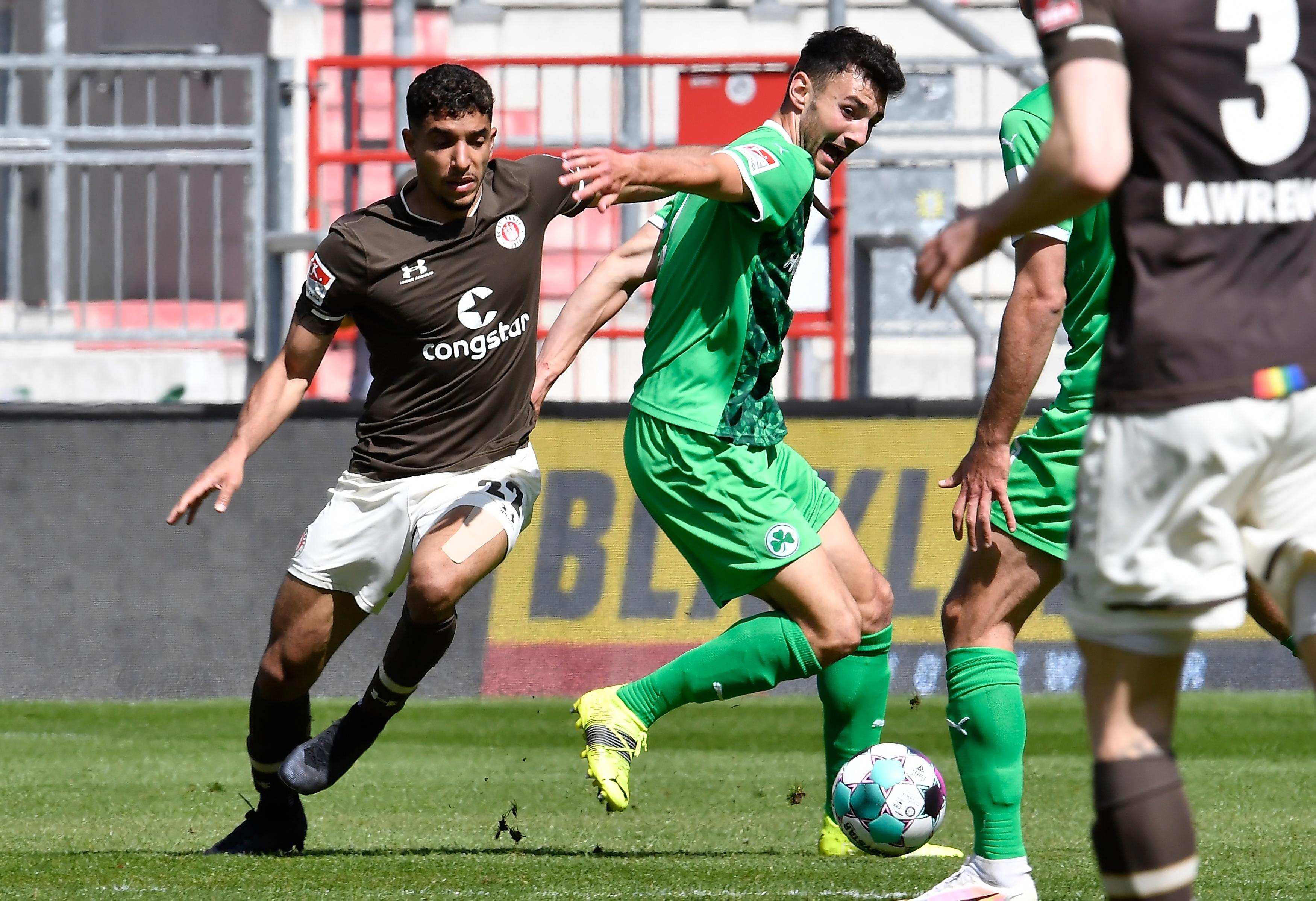 Wie Nebenmann Paul Jaeckel im Zentrum gefragt, aber beim 0:1 auch nicht derjenige, der die Situation bereinigen konnte. Auch er spielte nicht schlecht, hatte aber Höhen und Tiefen. kicker: 5 | User: 3,6 (59 Stimmen)