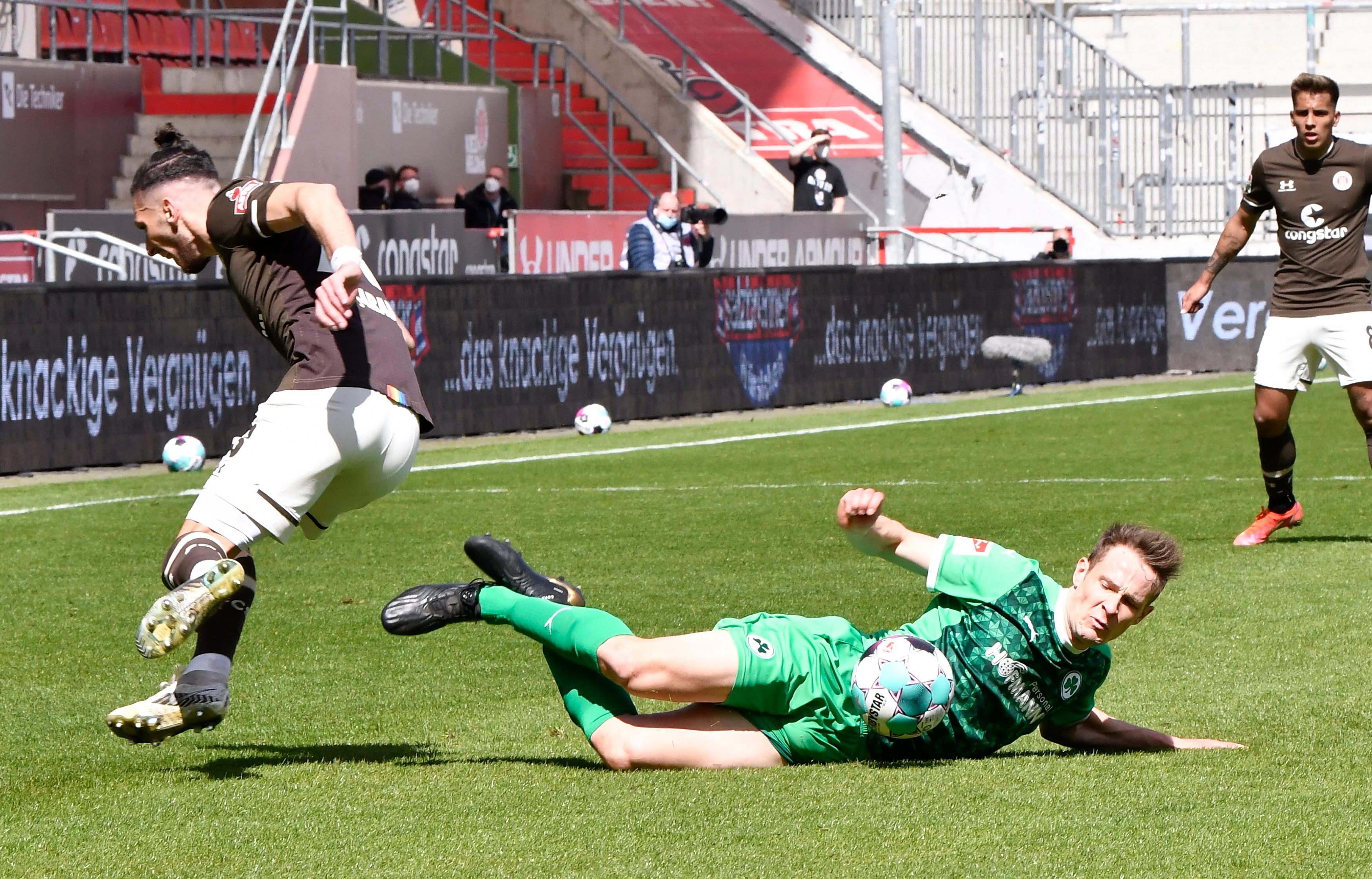 Überwand seine Oberschenkelprobleme und konnte beginnen. Gehörte zu den Fürthern, die vor dem 0:1 im Zentrum nicht klären konnten. Machte über 90 Minuten ein ordentliches Spiel mit Stellungsfehlern. kicker: 4,5 | User: 3,8 (59 Stimmen)