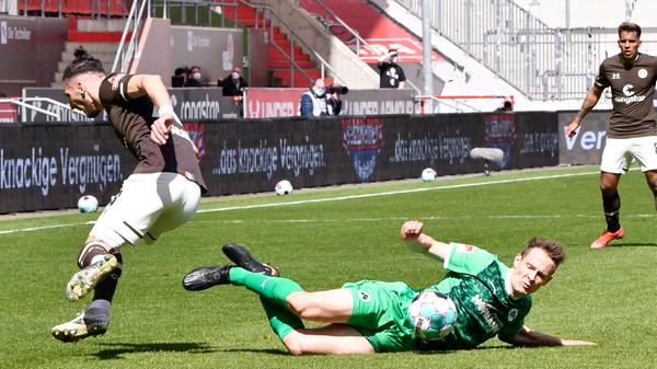 Überwand seine Oberschenkelprobleme und konnte beginnen. Gehörte zu den Fürthern, die vor dem 0:1 im Zentrum nicht klären konnten. Machte über 90 Minuten ein ordentliches Spiel mit Stellungsfehlern. kicker: 4,5 | User: 3,8 (59 Stimmen)