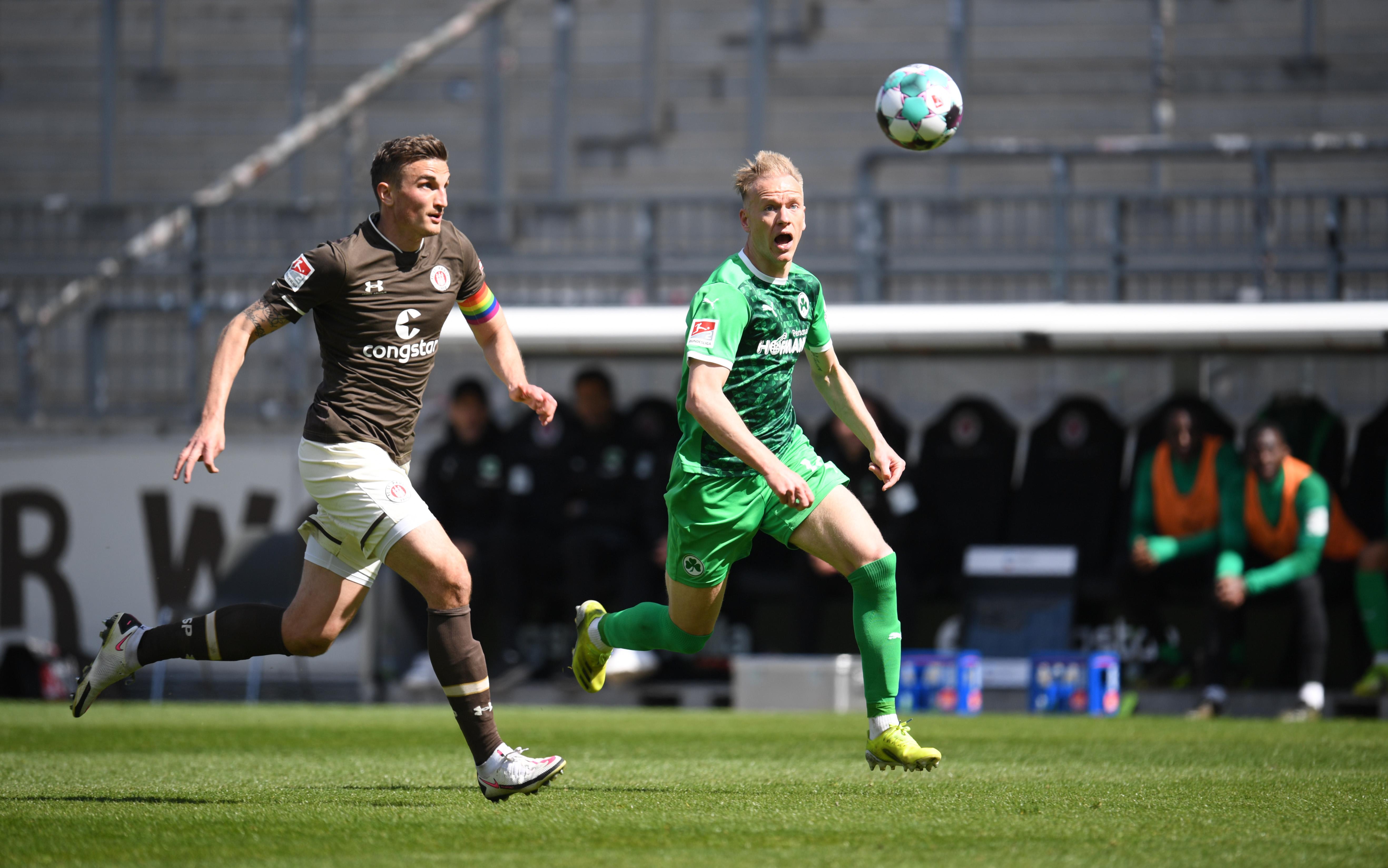 Weniger auffällig als Gefahrenquelle, bemüht und emsig, aber ohne echte Torchance. kicker: 4 | User: 3,7 (55 Stimmen)