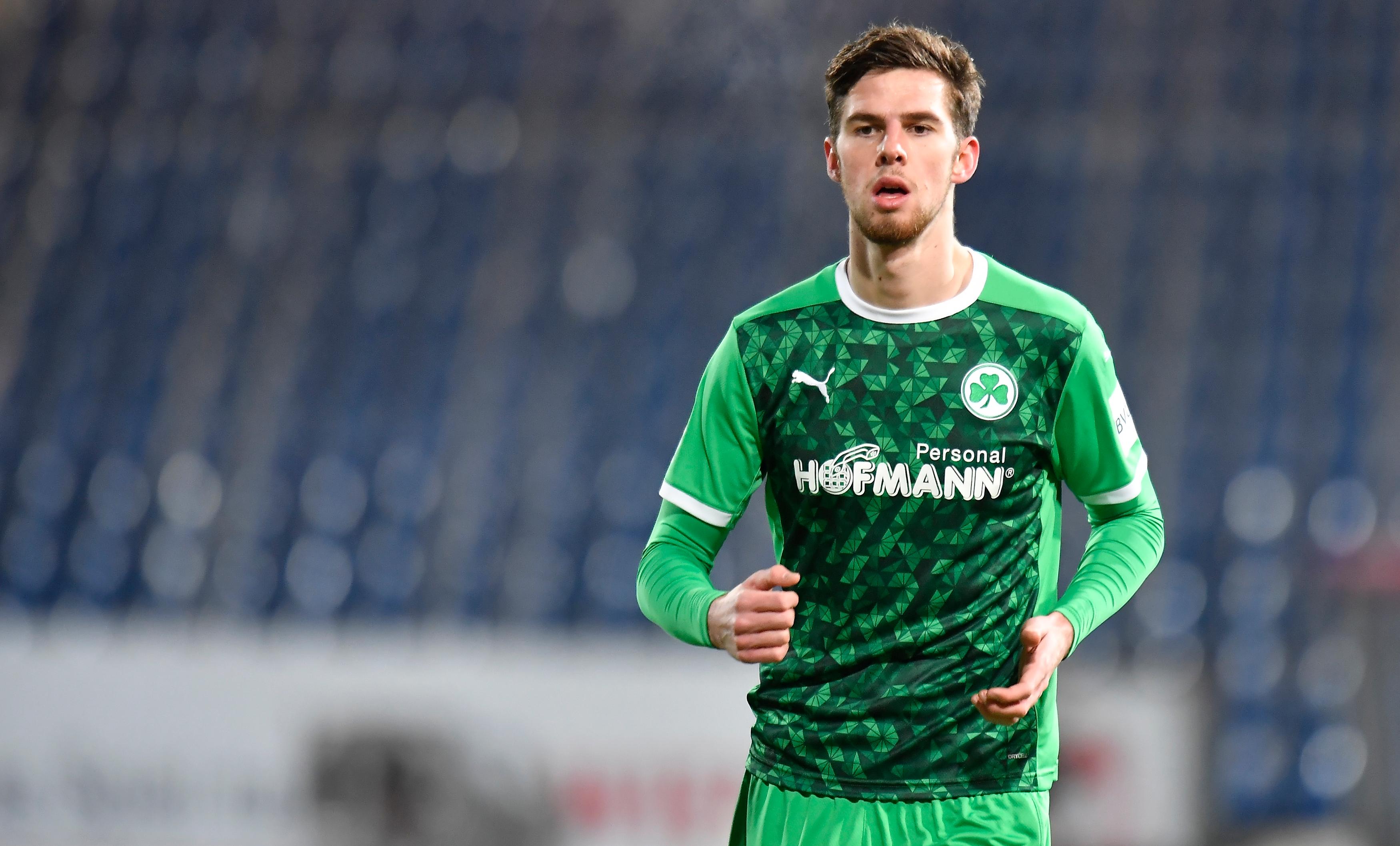 Kassierte in der Anfangsviertelstunde die Gelbe Karte. Es war seine Fünfte, die somit eine Sperre am Mittwoch im Nachholspiel gegen Sandhausen bedeutet. In den guten Phasen der Fürther nach dem 0:1 bis zur Pause und auch in der zweiten Hälfte präsent, aber nicht immer konsequent. kicker: 4 | User: 3,7 (55 Stimmen)