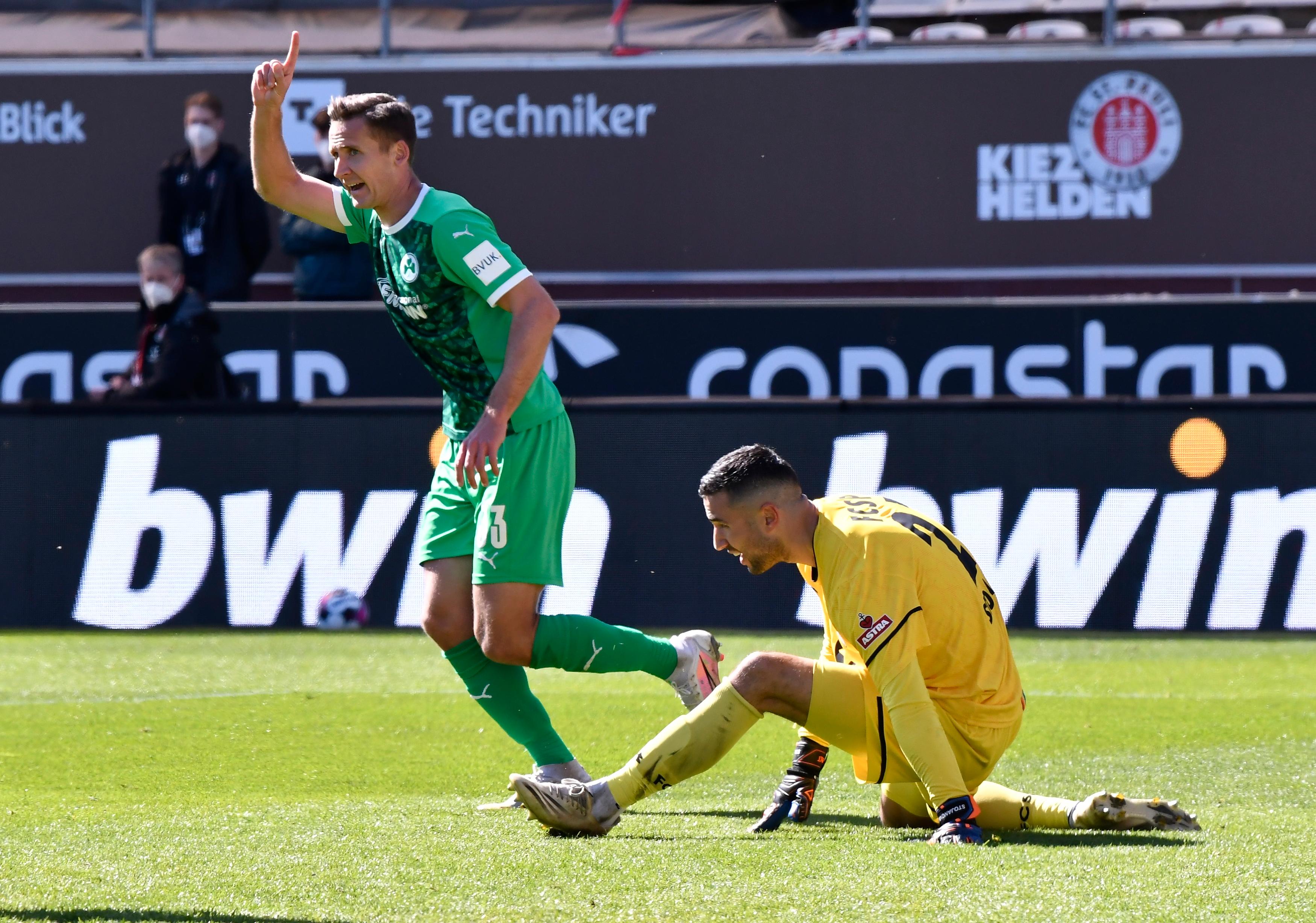 Spulte mit 11,3 Kilometern die höchste Laufleistung in der Fürther Mannschaft am Millerntor ab, war mit 21 gewonnenen Zweikämpfen auch der zweikampfstärkste in der Kleeblatt-Elf und schoss zudem das Tor in der Nachspielzeit zum 1:2-Endstand. kicker: 3,5 | User: 3,2 (55 Stimmen)