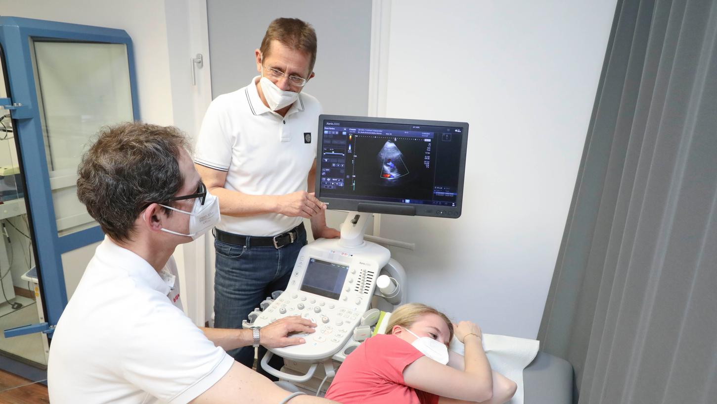 Ein Herzultraschall gehört zu den Untersuchungen, die Dr. Hark-Oluf Schöngart und Dr. Ralf Schwab in der Post-Covid-Ambulanz durchführen.
