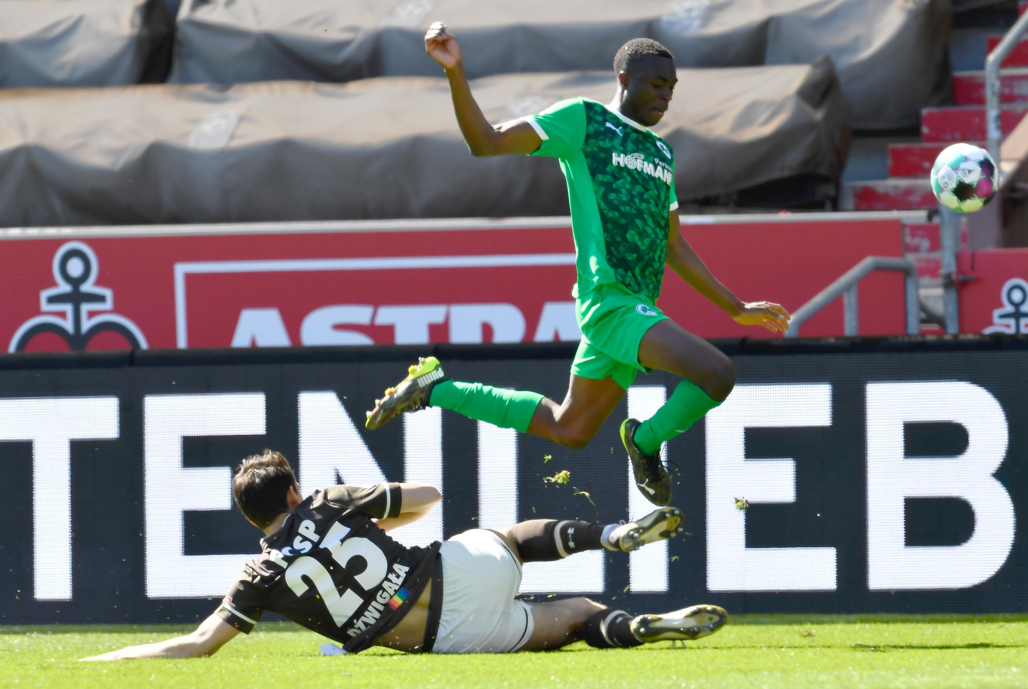 Dieses Mal stach Fürths Joker nicht. Abiama kam allerdings auch kaum in die nötigen Situationen, um gefährlich zum Abschluss zu kommen. Im Zentrum verteidigte St. Pauli stabil. User: 3,9 (49 Stimmen)