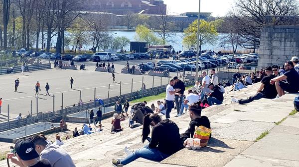 Kontaktbeschränkungen werden erheblich erleichtert: Bei einer Inzidenz unter 100 dürfen sich 10 Personen aus drei Haushalten treffen, liegt der Inzidenzwert unter 50 dürfen sich 10 Personen aus beliebig vielen Haushalten treffen.