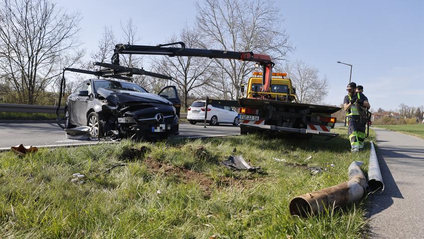 Mercedes nach Zusammenprall mit Laterne demoliert