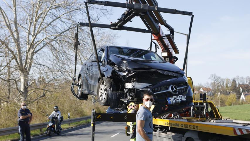Mercedes nach Zusammenprall mit Laterne demoliert