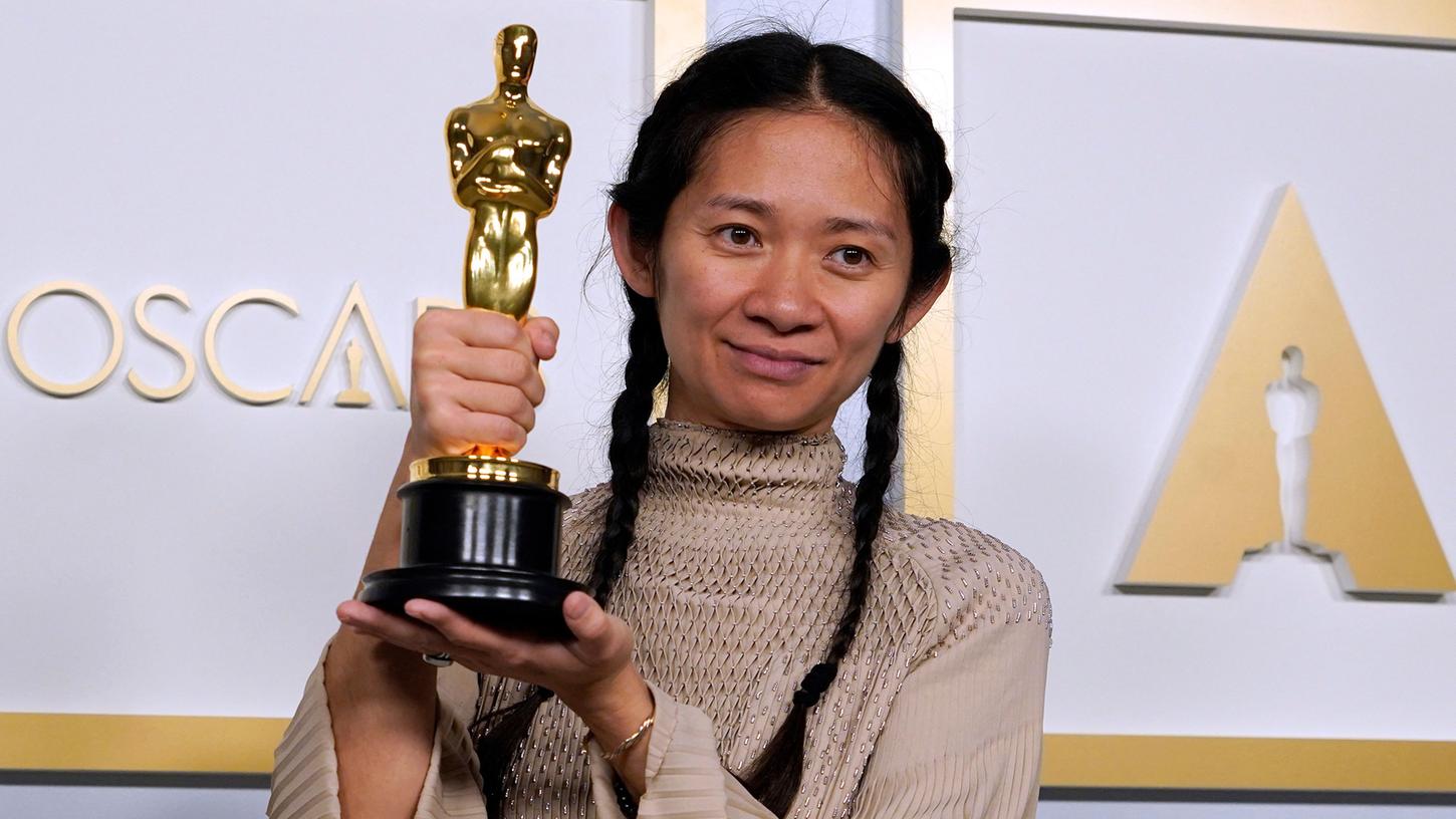 Die aus China stammende Filmemacherin Chloé Zhao bekam die Regie-Trophäe für "Nomadland".