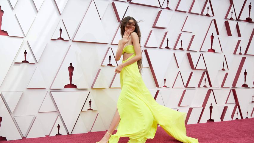 Zendaya, mit bürgerlichem Namen Zendaya Maree Stoermer Coleman, "trägt die mutigste Farbe der Oscar-Nacht 2021", titelt die Vogue am Montag. Die Schauspielerin, unter anderem bekannt durch die Serie "Euphoria", ist seit letztem Jahr Mitglied der Academy of Motion Picture Arts and Sciences. Das Kleid ist von Valentino.