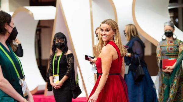 Reese Witherspoon bei ihrer Ankunft auf dem Roten Teppich. Bei der 93. Ausgabe präsentierte sie den Gewinner in der Kategorie bester animierter Spielfilm.