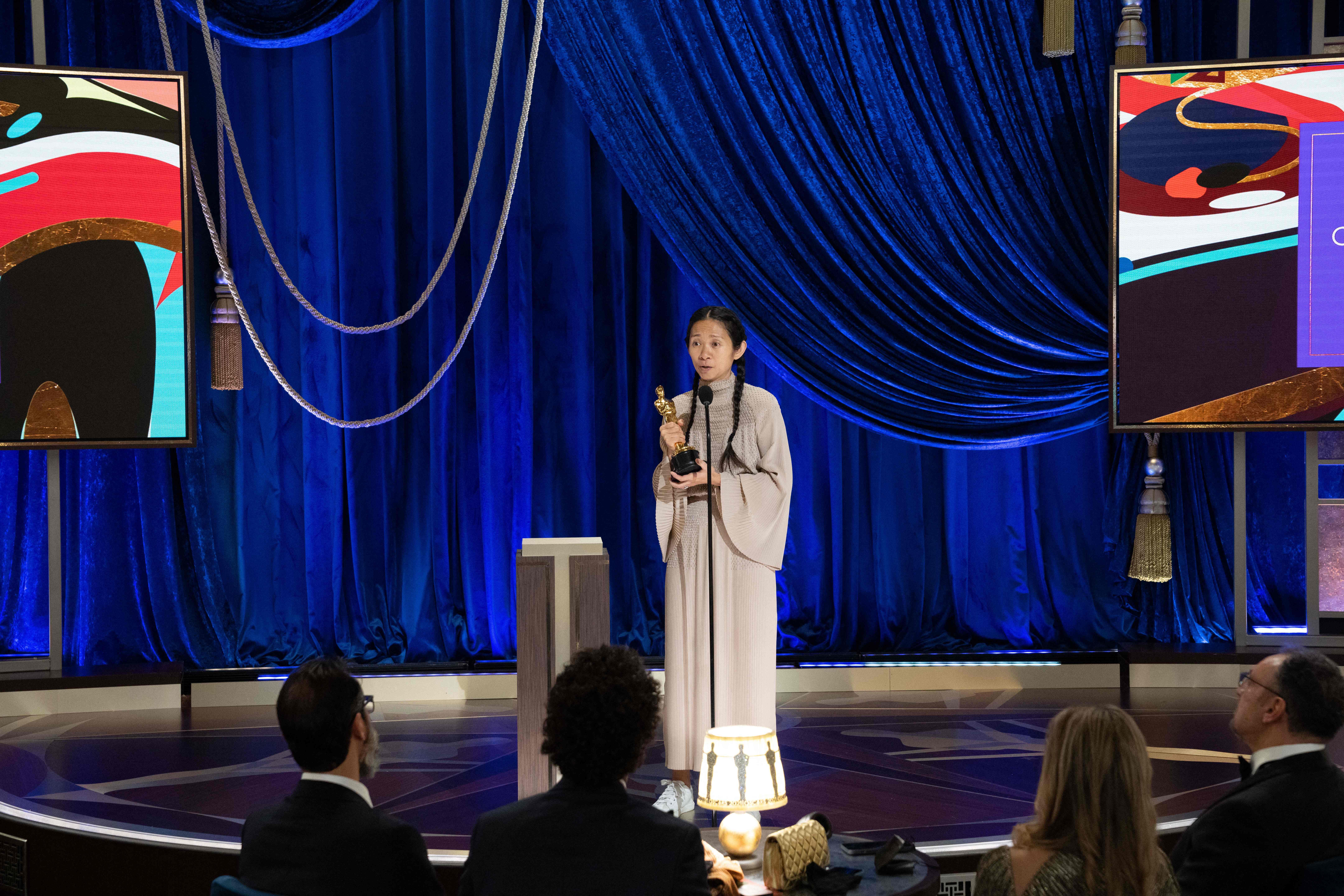 Chloe Zhao, Regisseurin, nimmt den Oscar für die beste Regie für "Nomadland" bei der 93. Verleihung der Academy Awards entgegen. Die chinesische Filmemacherin erhielt damit als erst zweite Frau die begehrte Regie-Trophäe.