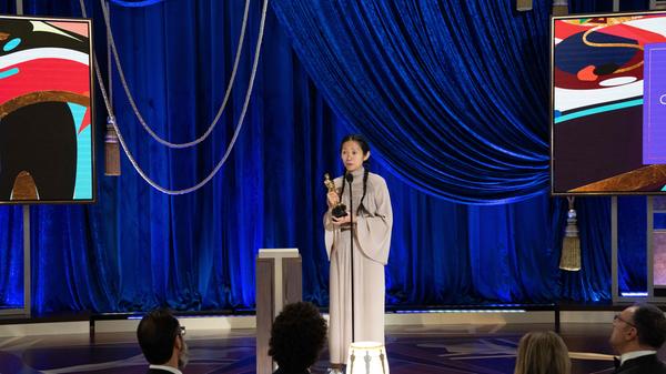Chloe Zhao, Regisseurin, nimmt den Oscar für die beste Regie für "Nomadland" bei der 93. Verleihung der Academy Awards entgegen. Die chinesische Filmemacherin erhielt damit als erst zweite Frau die begehrte Regie-Trophäe.