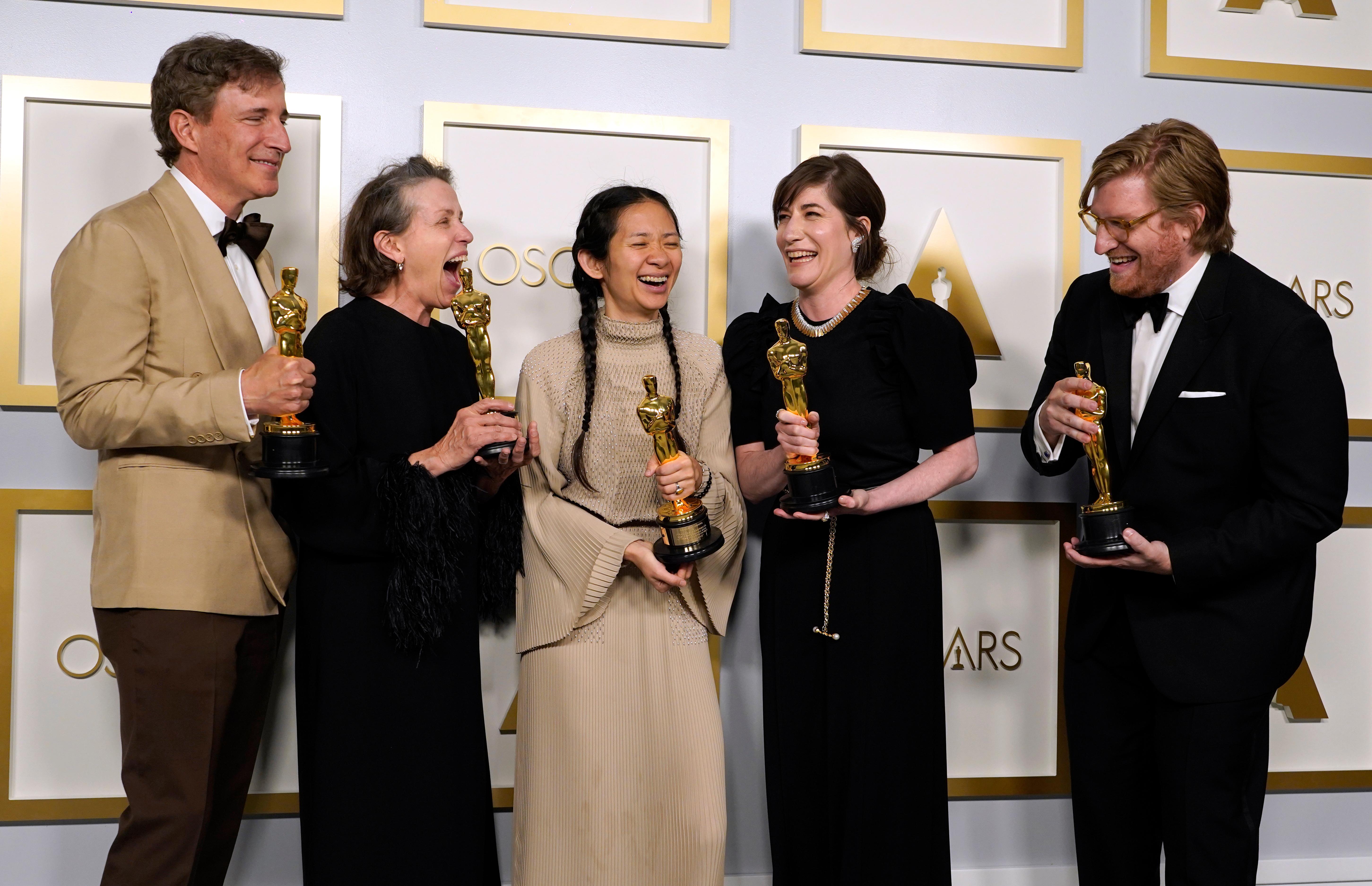 Bester Film, beste Regie, beste weibliche Hauptrolle: Das Roadmovie "Nomadland" hat drei Haupt-Oscars abgeräumt. Schauspieler und Filmproduzent Peter Spears (l-r), Schauspielerin Frances McDormand, Regisseurin Chloe Zhao, Filmproduzentin Mollye Asher und Produzent Dan Janvey mit dem Oscar für den besten Film für "Nomadland" im Presseraum bei den Oscars in der Union Station.