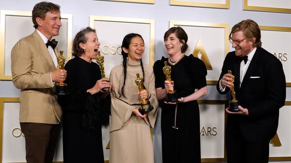 Bester Film, beste Regie, beste weibliche Hauptrolle: Das Roadmovie "Nomadland" hat drei Haupt-Oscars abgeräumt. Schauspieler und Filmproduzent Peter Spears (l-r), Schauspielerin Frances McDormand, Regisseurin Chloe Zhao, Filmproduzentin Mollye Asher und Produzent Dan Janvey mit dem Oscar für den besten Film für "Nomadland" im Presseraum bei den Oscars in der Union Station.