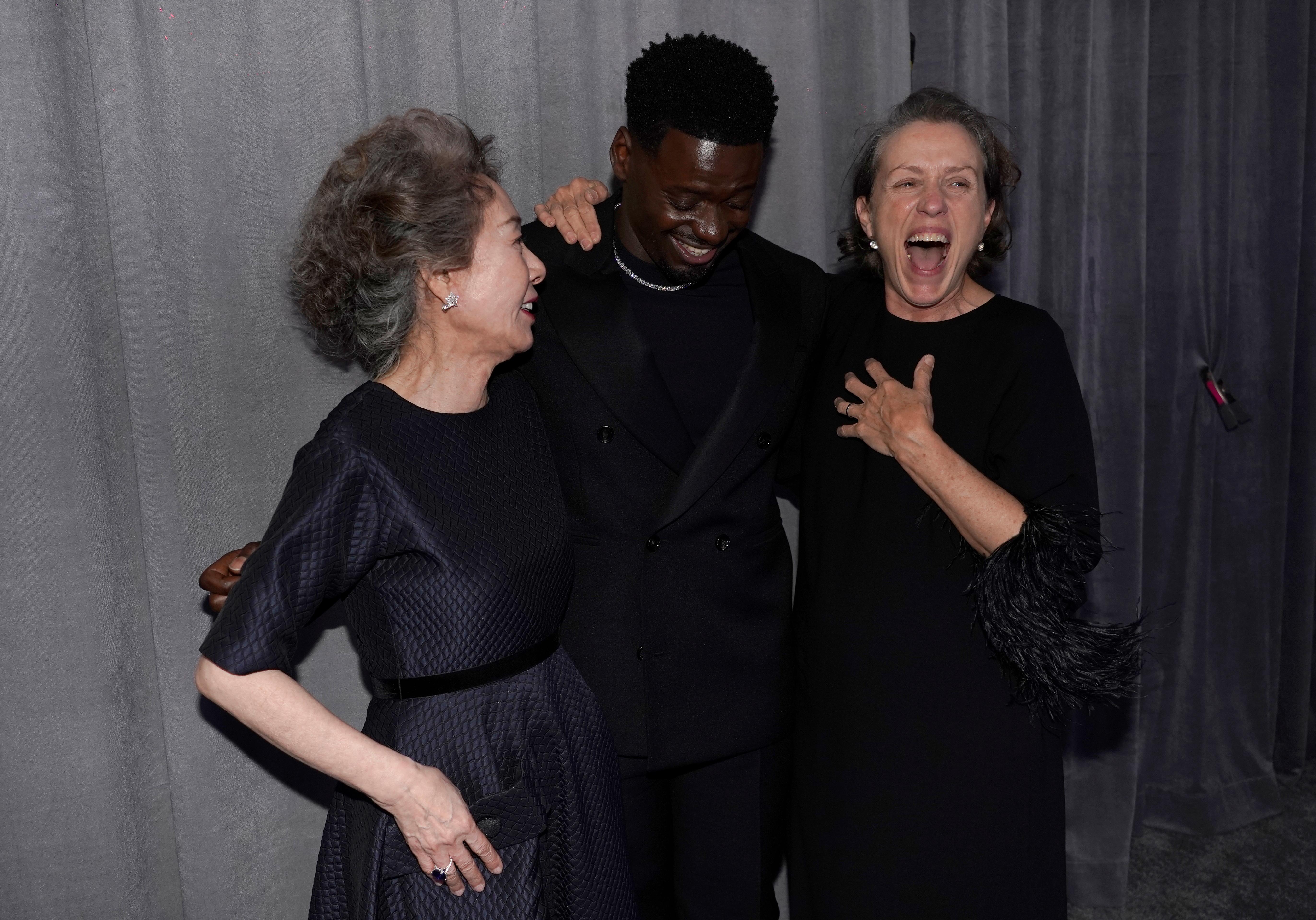 Schauspielerin Yuh-Jung Youn (l-r), Gewinnerin des Oscars für die beste Nebendarstellerin für "Minari", Schauspieler Daniel Kaluuya, Gewinner des Oscars für den besten Nebendarsteller in "Judas and the Black Messiah", und Schauspielerin Frances McDormand, Gewinnerin des Oscars für die beste Hauptdarstellerin in "Nomadland", stehen vor dem Presseraum bei der Oscar-Verleihung